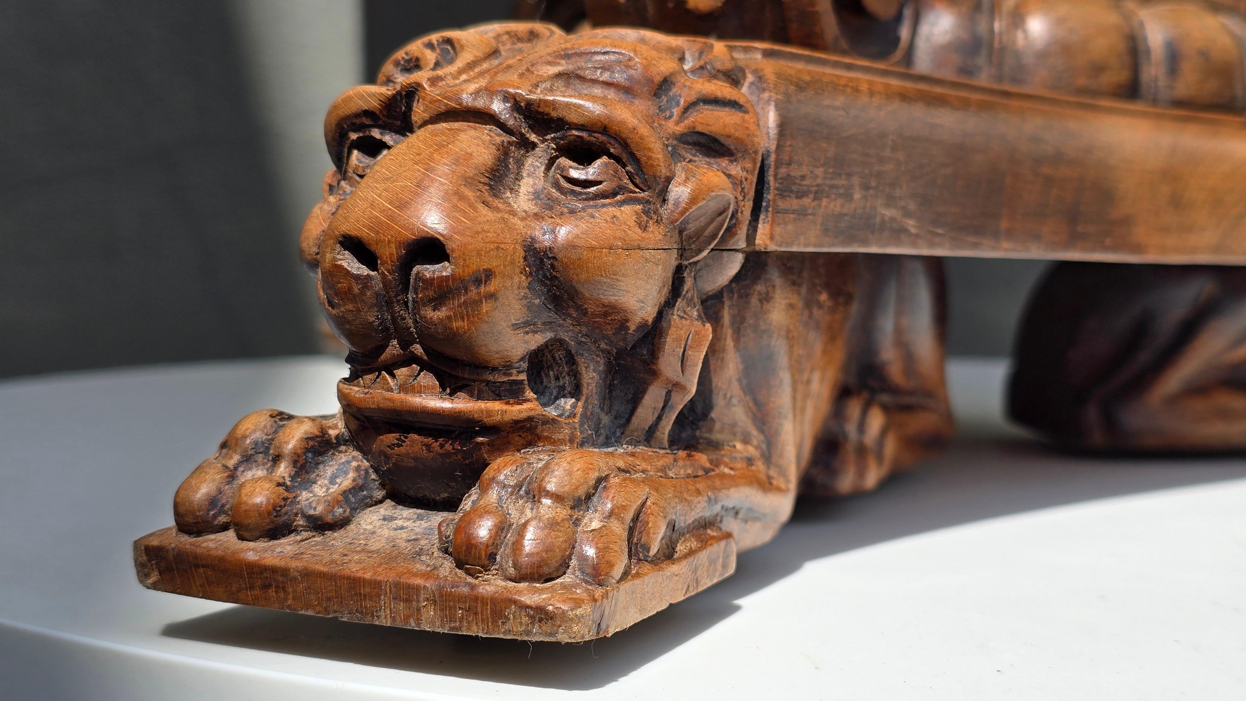 19th Century Italian Table with Carved Female Sphinxes and Lions For Sale 4