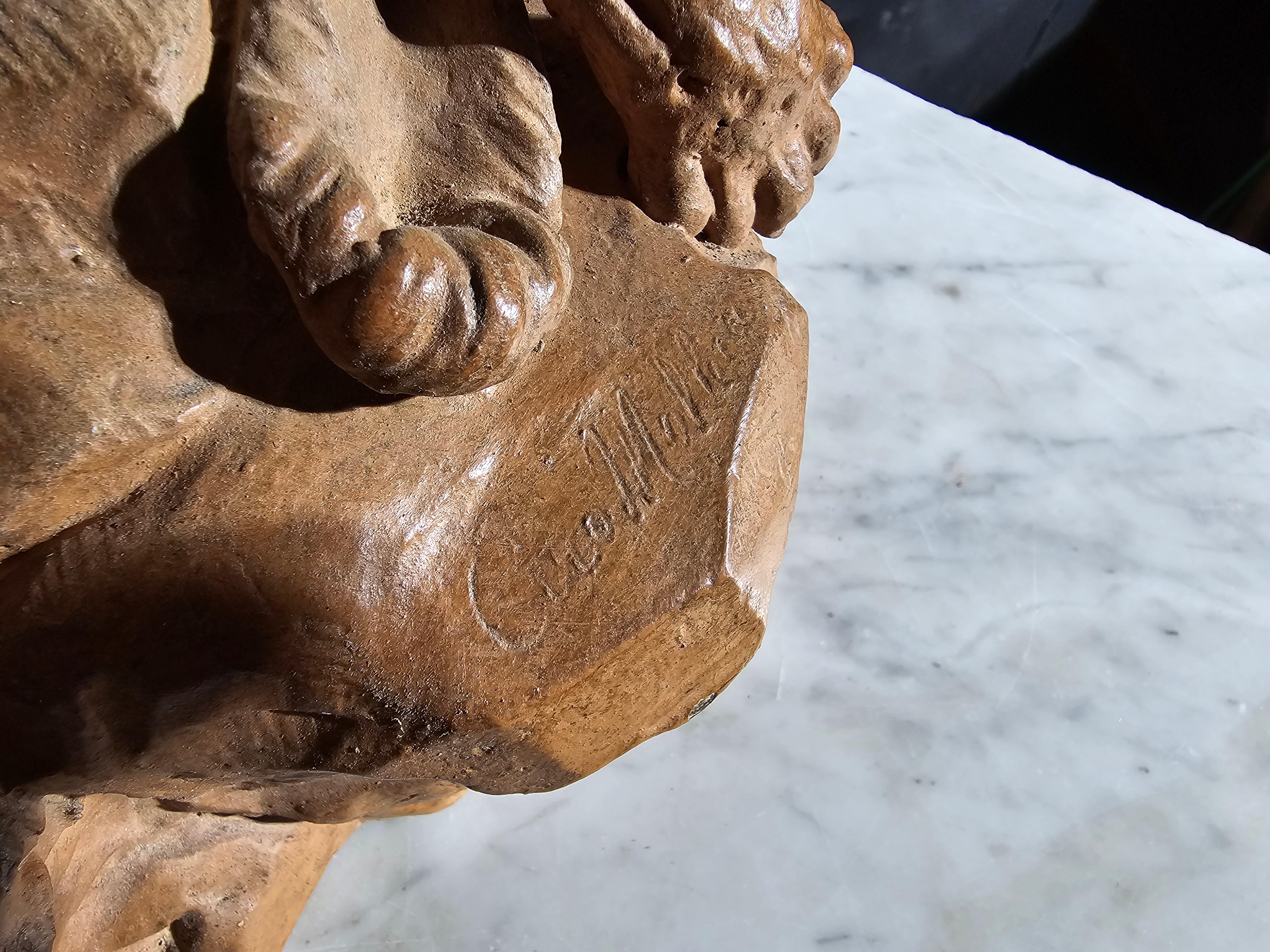 Questa elegante scultura in terracotta italiana del XIX secolo è un'opera d'arte notevole. Sebbene la firma sia illeggibile, è autenticata e rappresenta un'allegoria dell'autunno. La scultura è in perfette condizioni, una rarità per un pezzo di