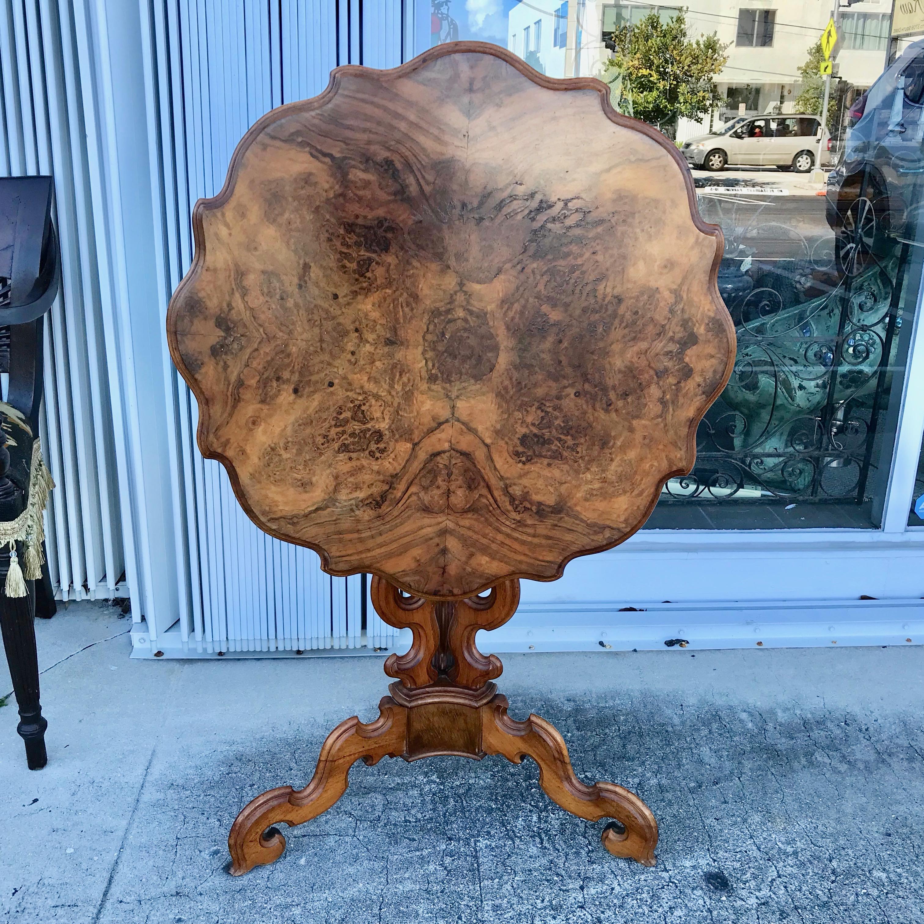 A beautiful and highly stylized tea table with a scalloped top.
The table is walnut with a burl walnut top. Taken from a fine home in Milan.
Superb quality and workmanship.