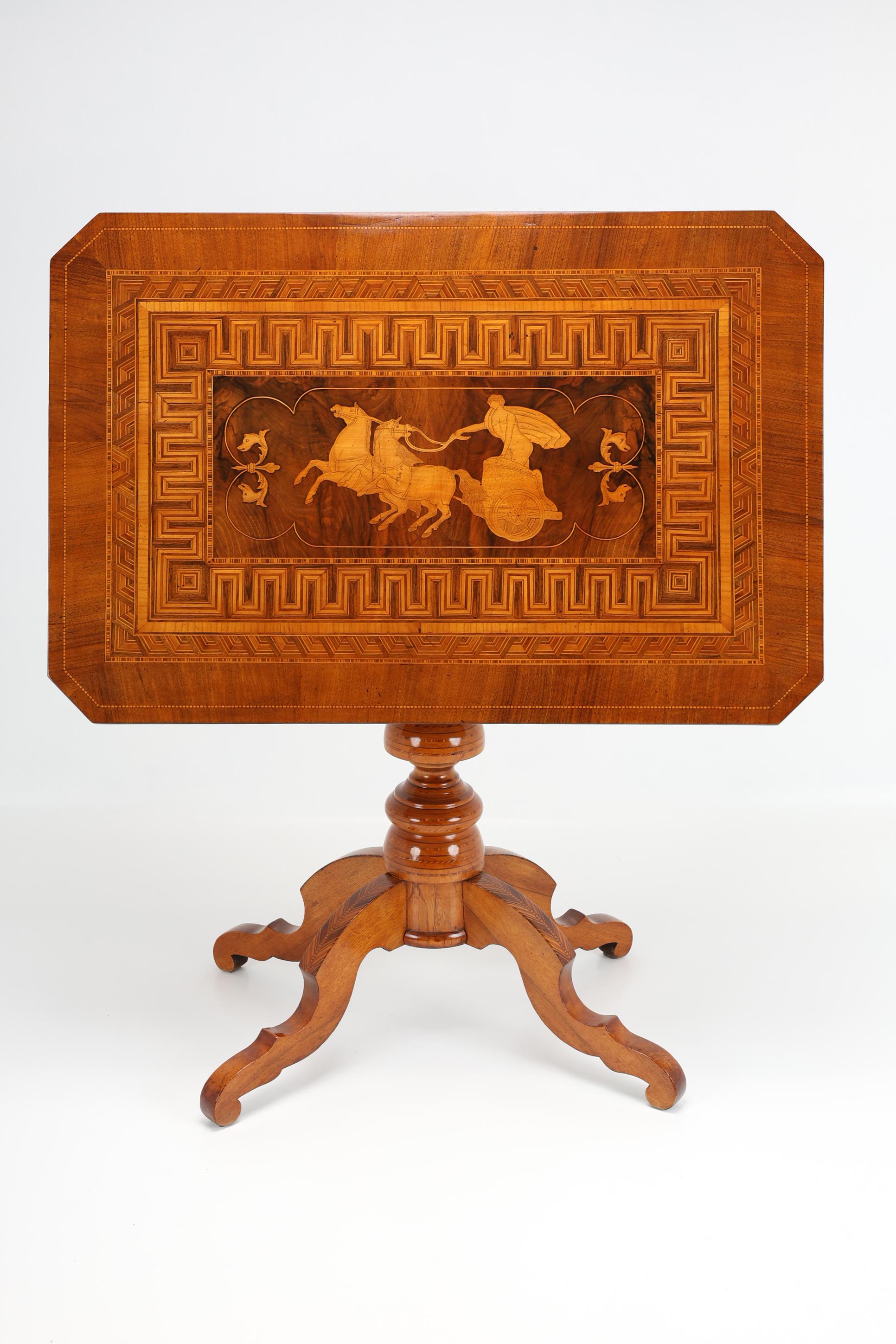 Table italienne du 19ème siècle à plateau basculant avec marqueterie spectaculaire en vente 3