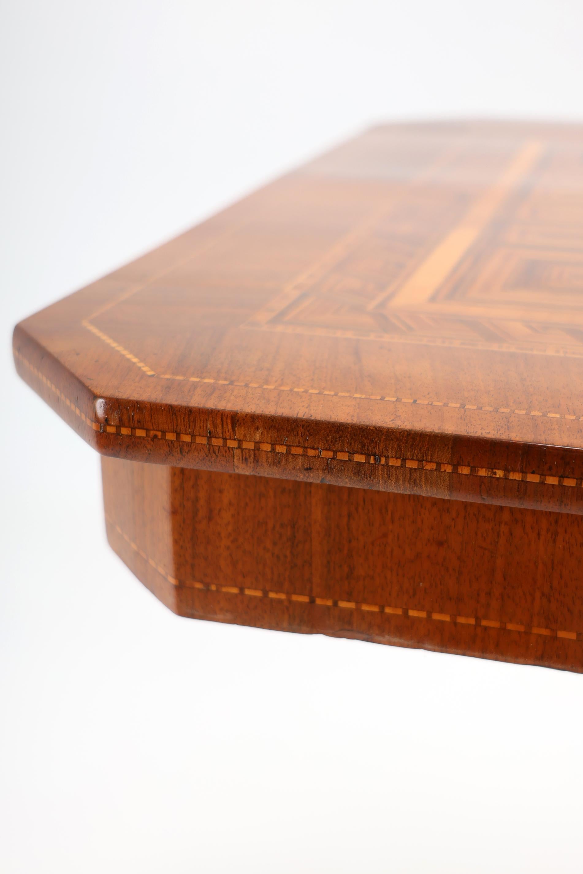 Table italienne du 19ème siècle à plateau basculant avec marqueterie spectaculaire en vente 5
