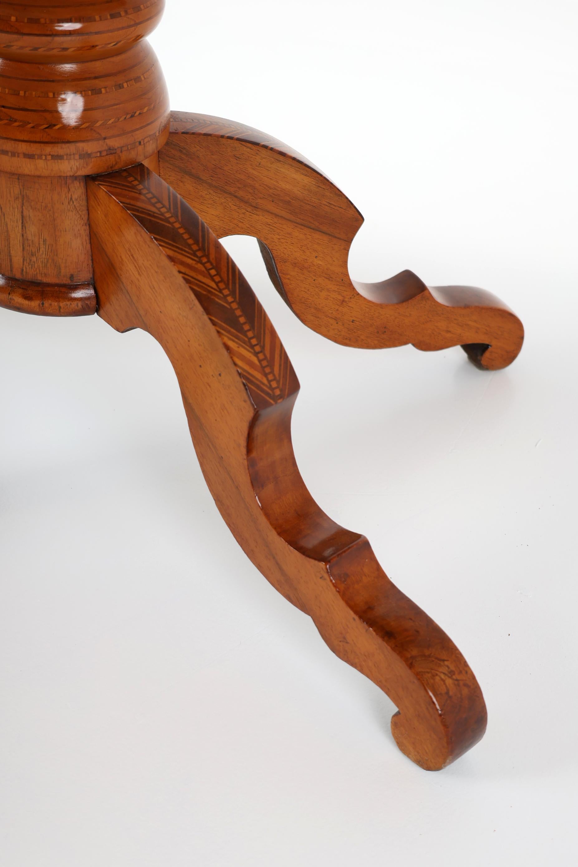 Table italienne du 19ème siècle à plateau basculant avec marqueterie spectaculaire en vente 6