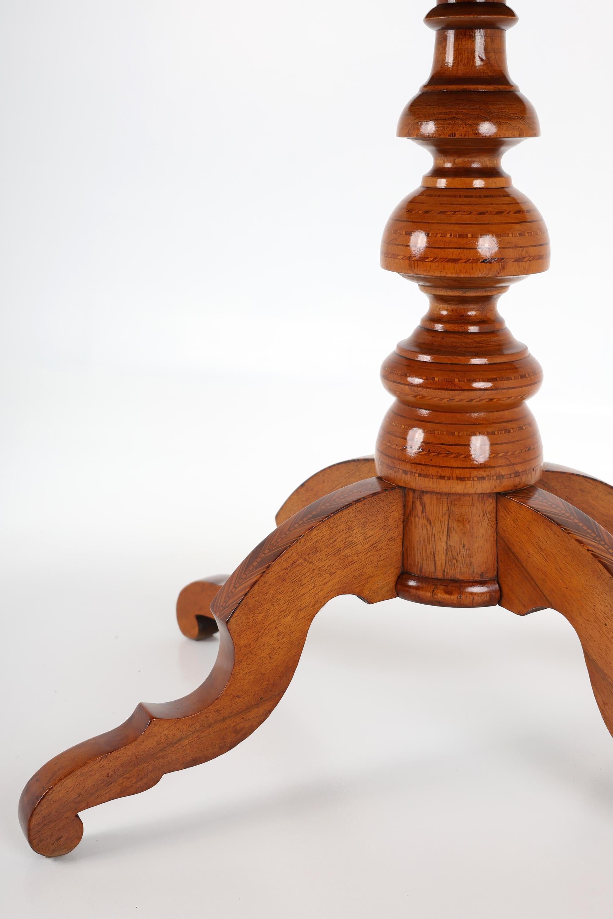 Table italienne du 19ème siècle à plateau basculant avec marqueterie spectaculaire en vente 7
