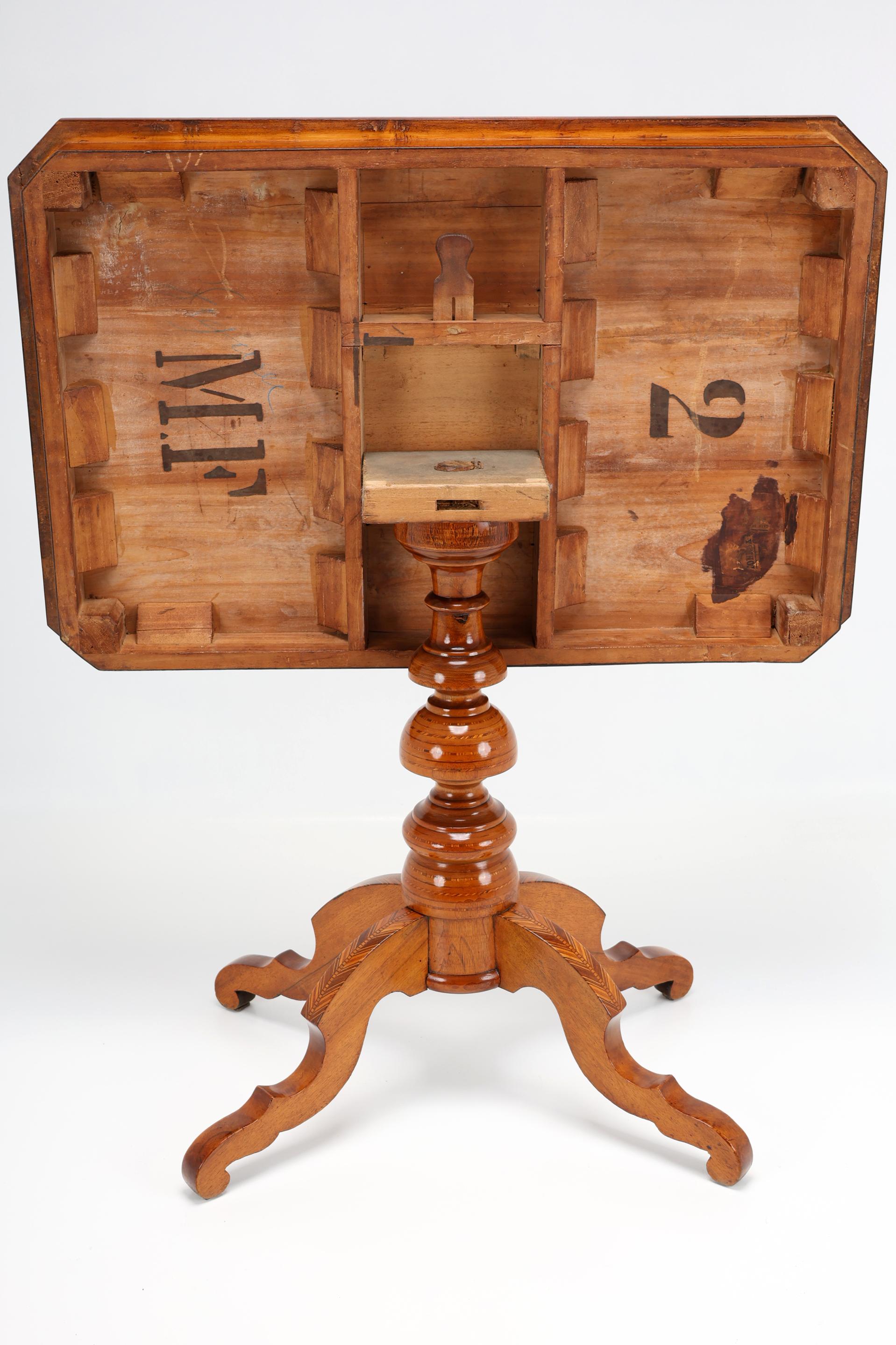 Table italienne du 19ème siècle à plateau basculant avec marqueterie spectaculaire en vente 8