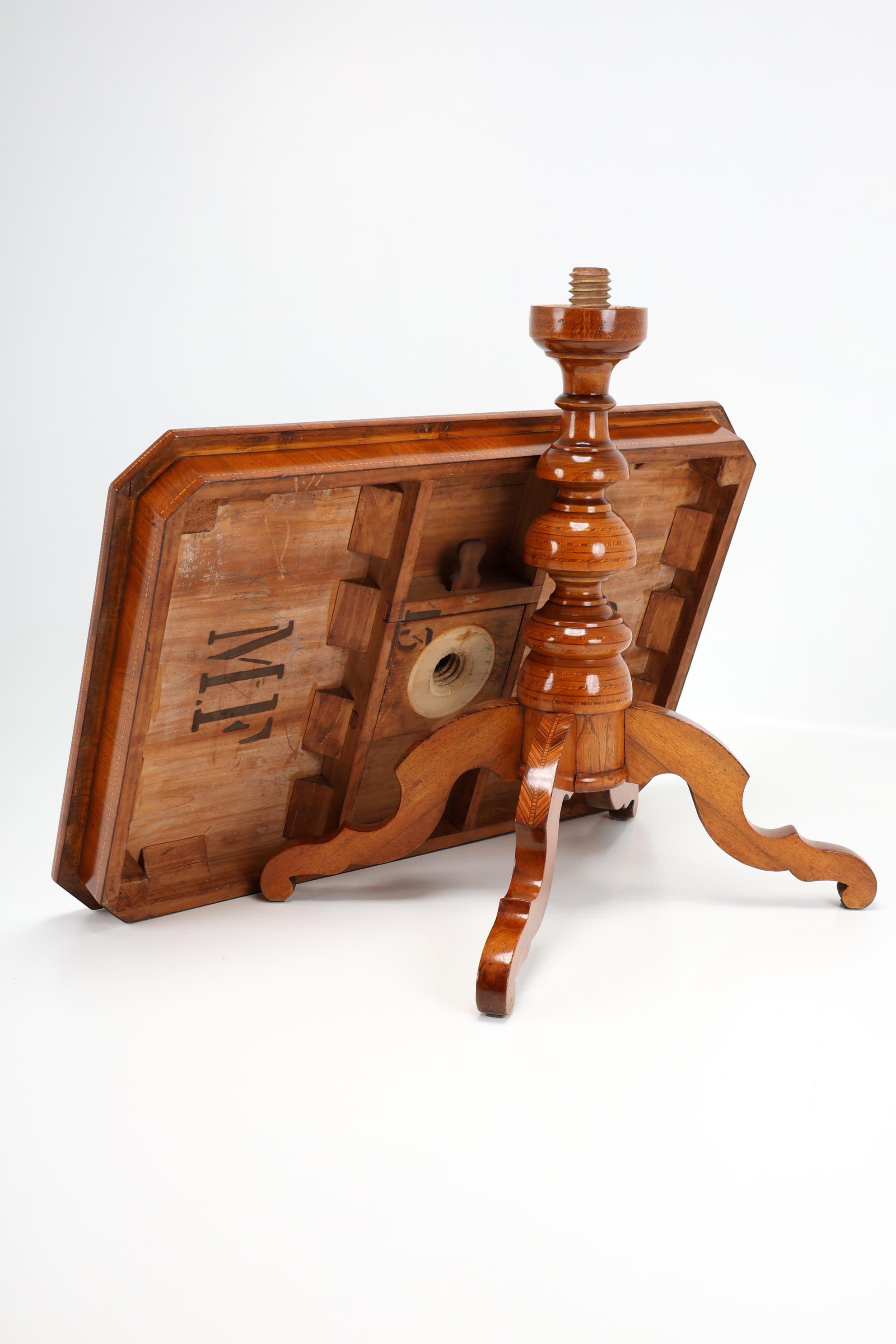 Table italienne du 19ème siècle à plateau basculant avec marqueterie spectaculaire en vente 9