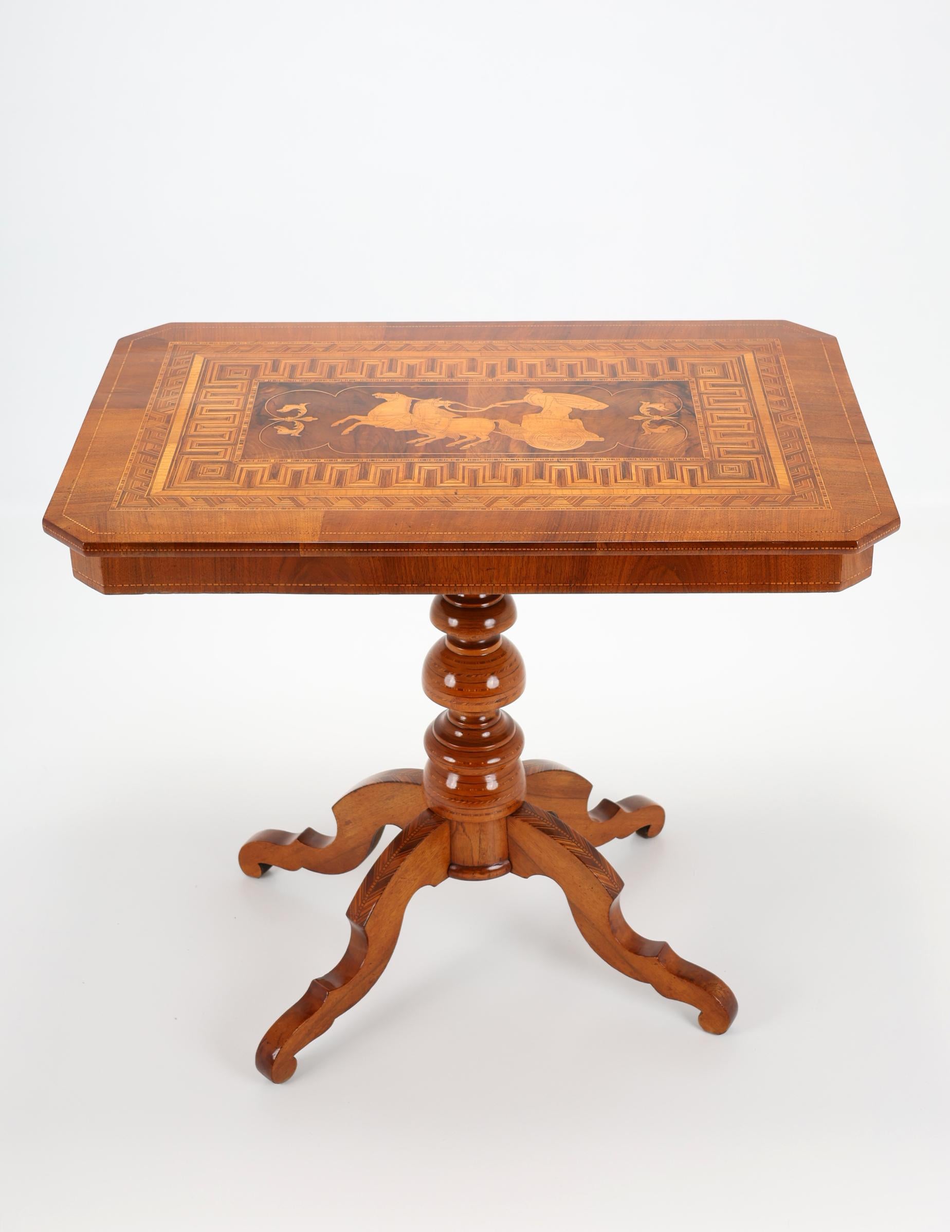 Table italienne du 19ème siècle à plateau basculant avec marqueterie spectaculaire en vente 10