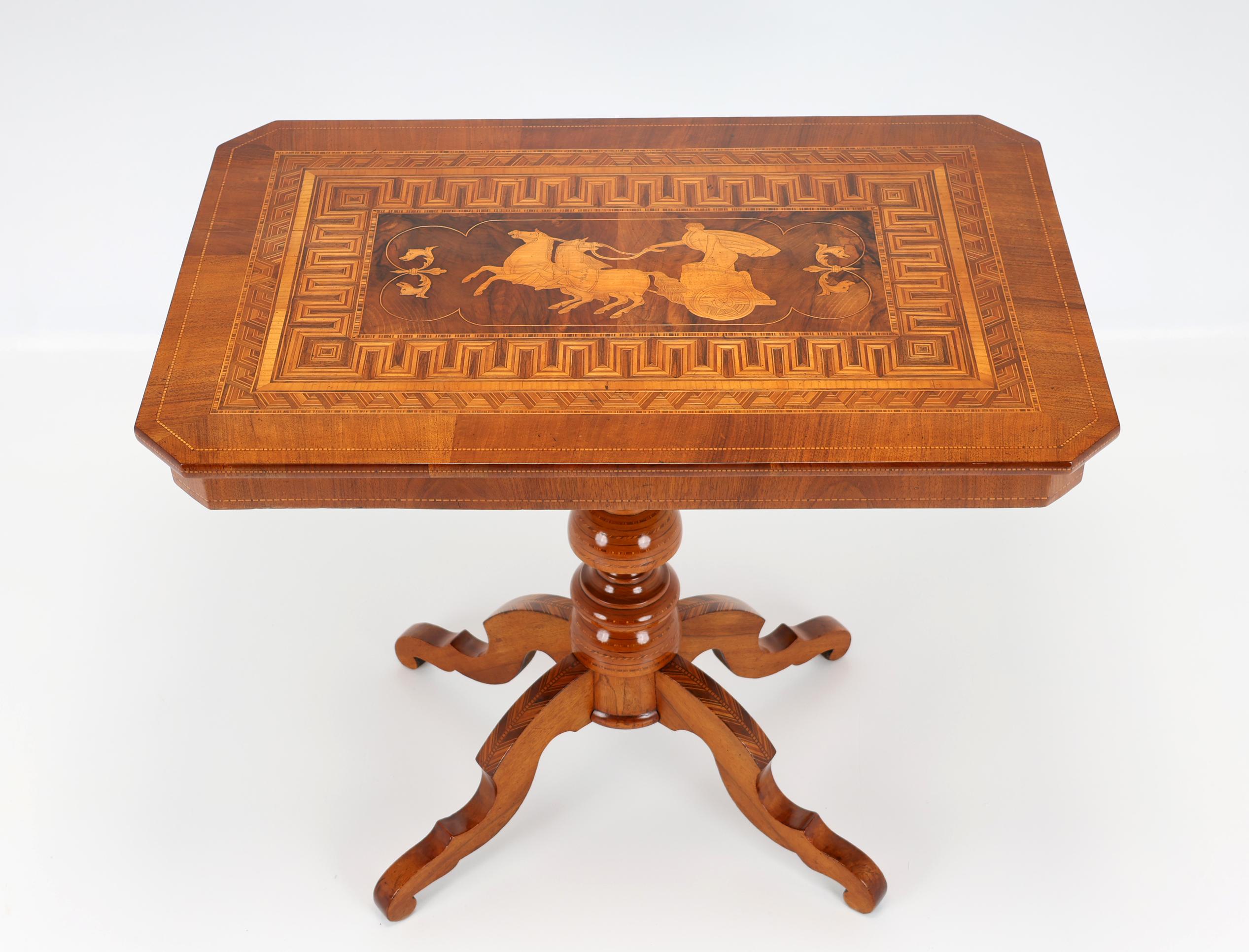 Table centrale italienne du 19e siècle à plateau basculant
1850-1870, Italie
Noyer et bois divers,


Nous avons le plaisir de présenter un exemple extraordinaire de l'art italien du milieu du XIXe siècle - une table centrale à plateau basculant, qui