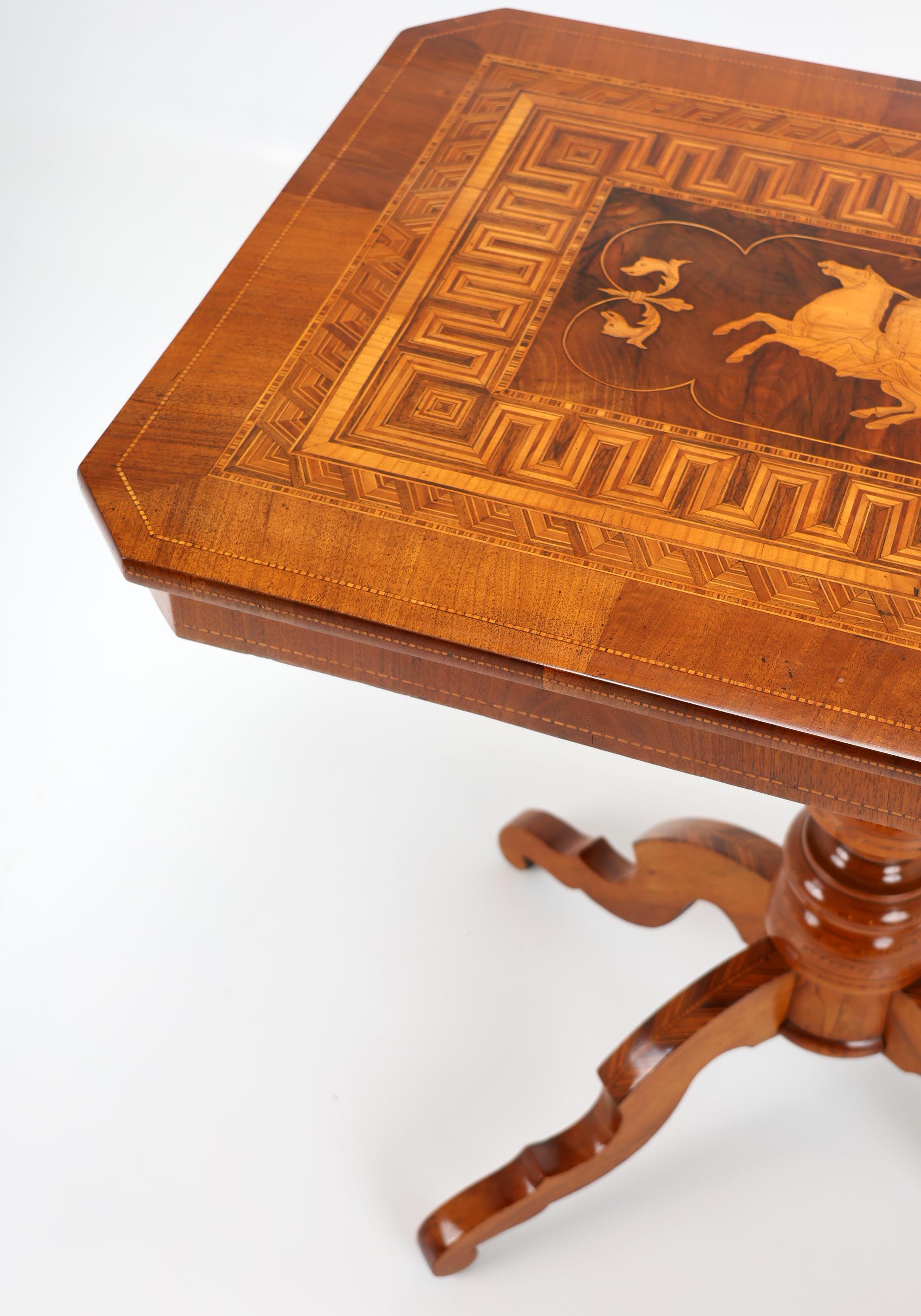 Néoclassique Table italienne du 19ème siècle à plateau basculant avec marqueterie spectaculaire en vente