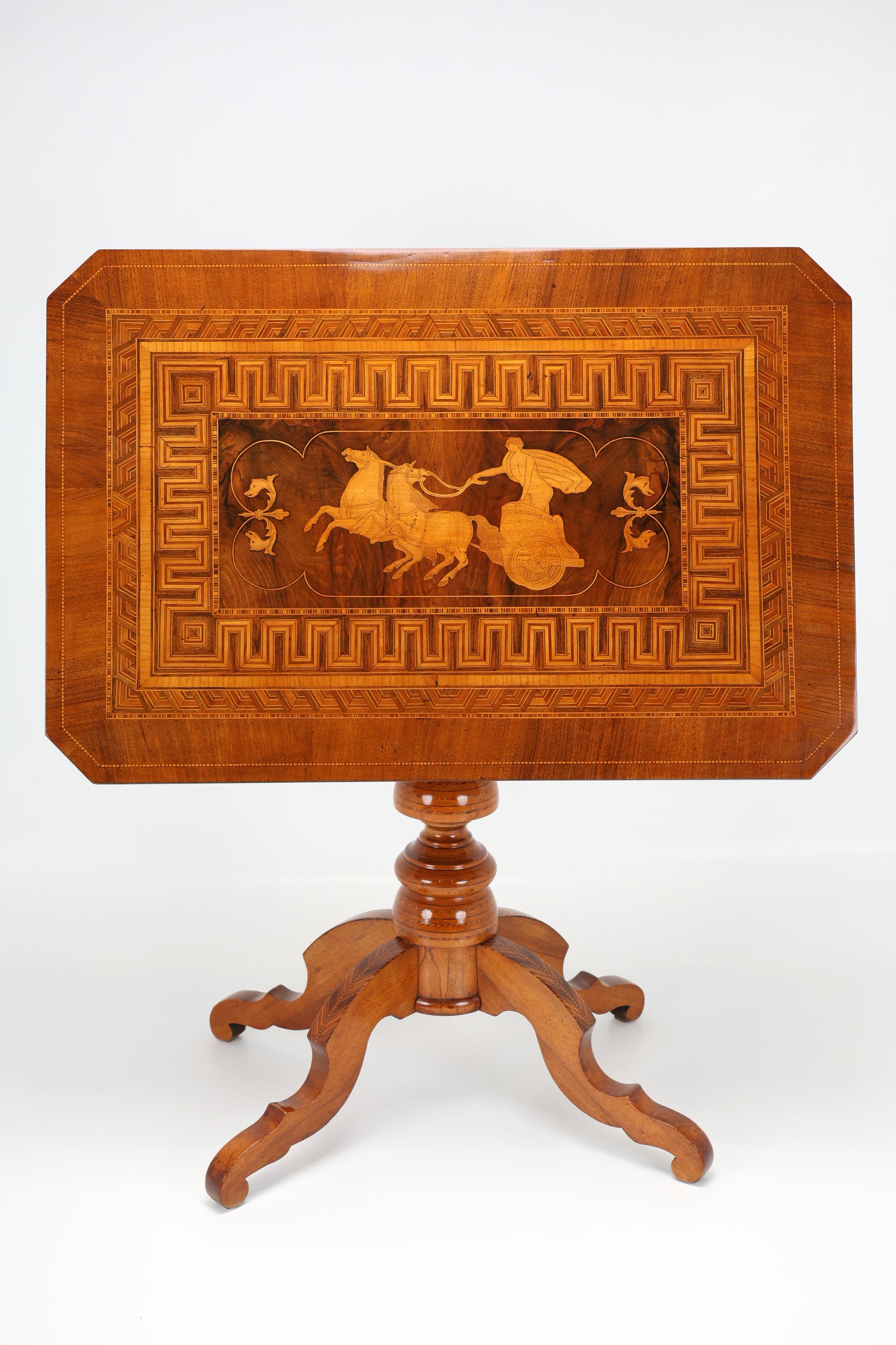 Marqueterie Table italienne du 19ème siècle à plateau basculant avec marqueterie spectaculaire en vente