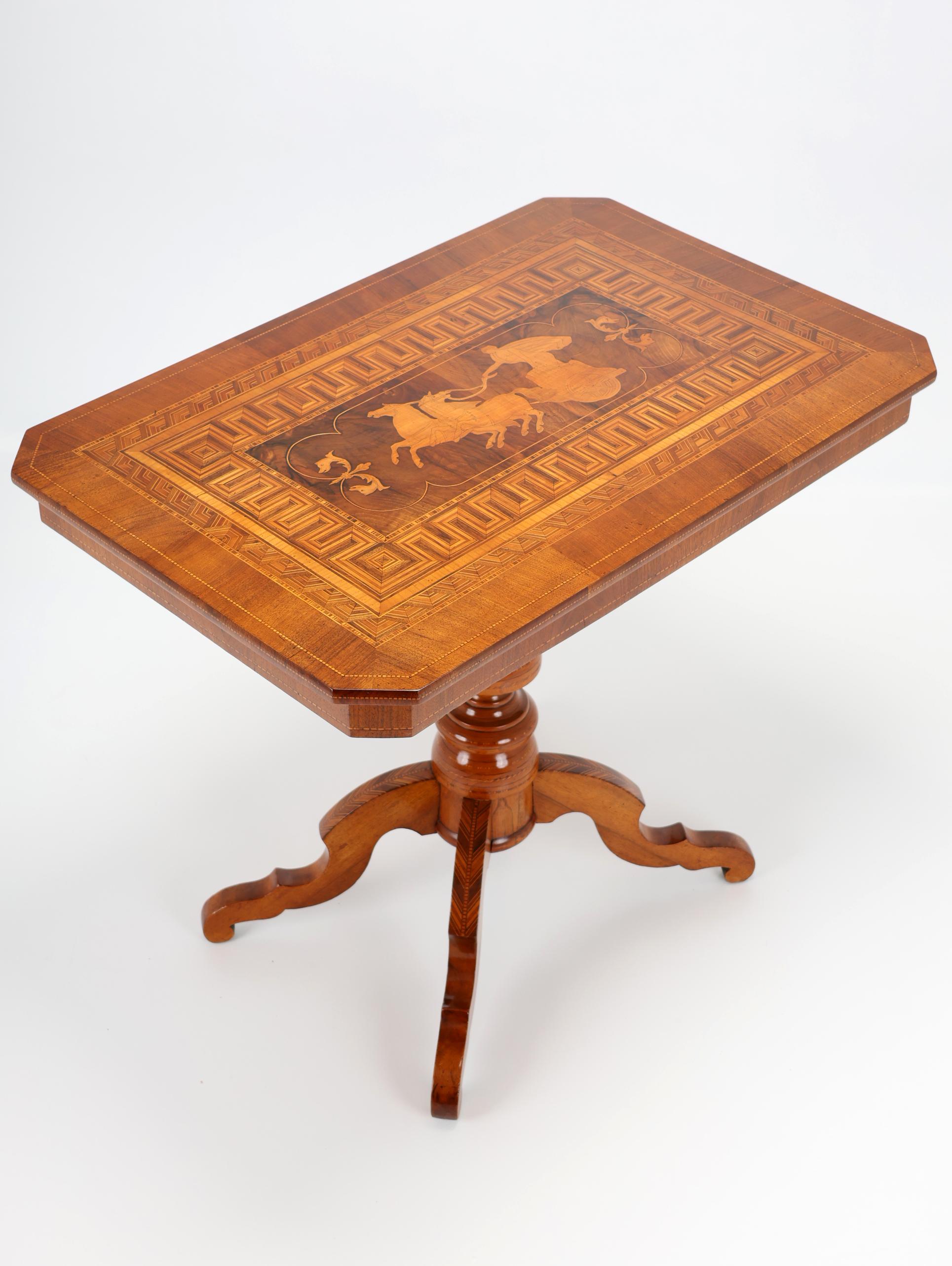 Table italienne du 19ème siècle à plateau basculant avec marqueterie spectaculaire Bon état - En vente à Stahnsdorf, DE