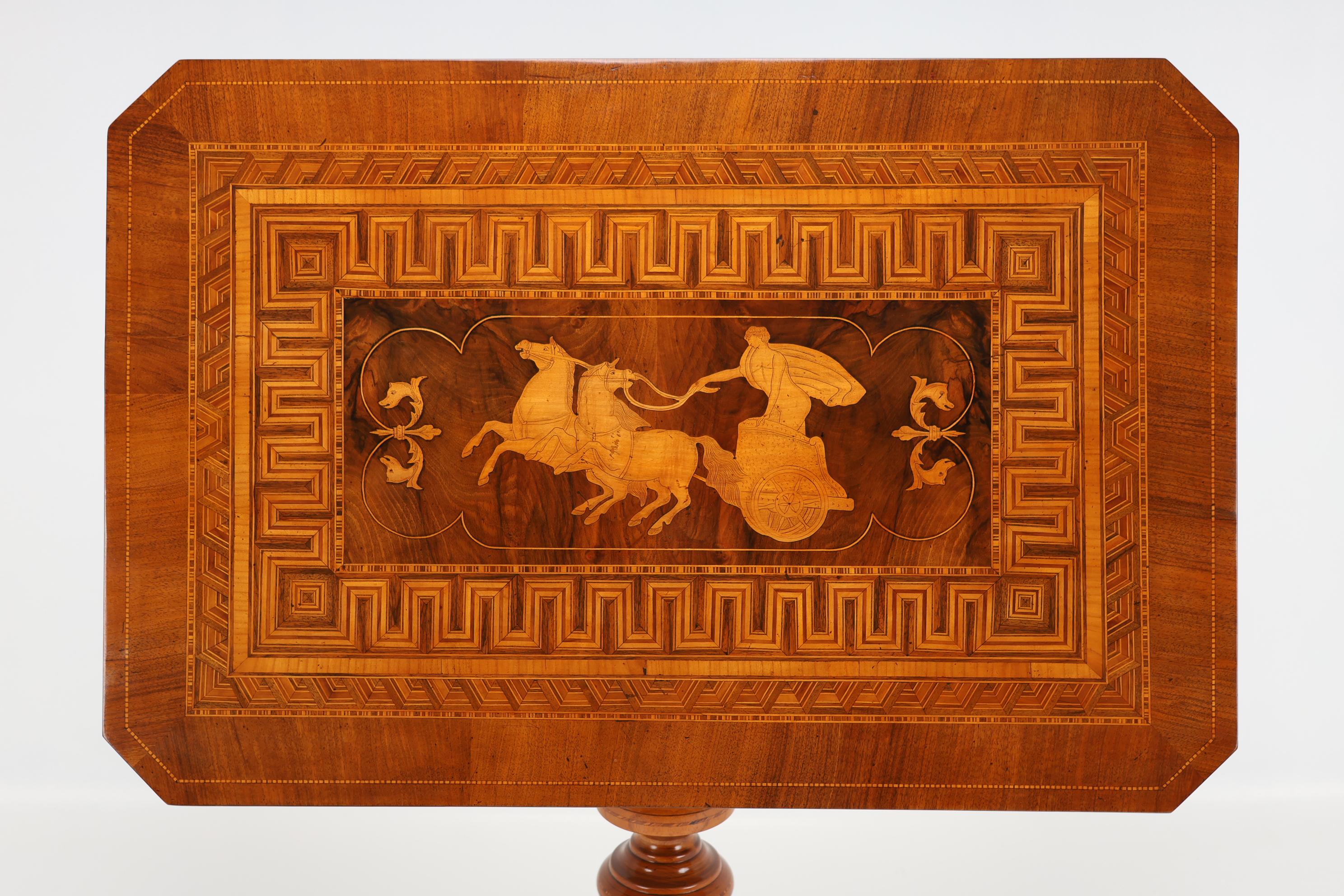 Milieu du XIXe siècle Table italienne du 19ème siècle à plateau basculant avec marqueterie spectaculaire en vente