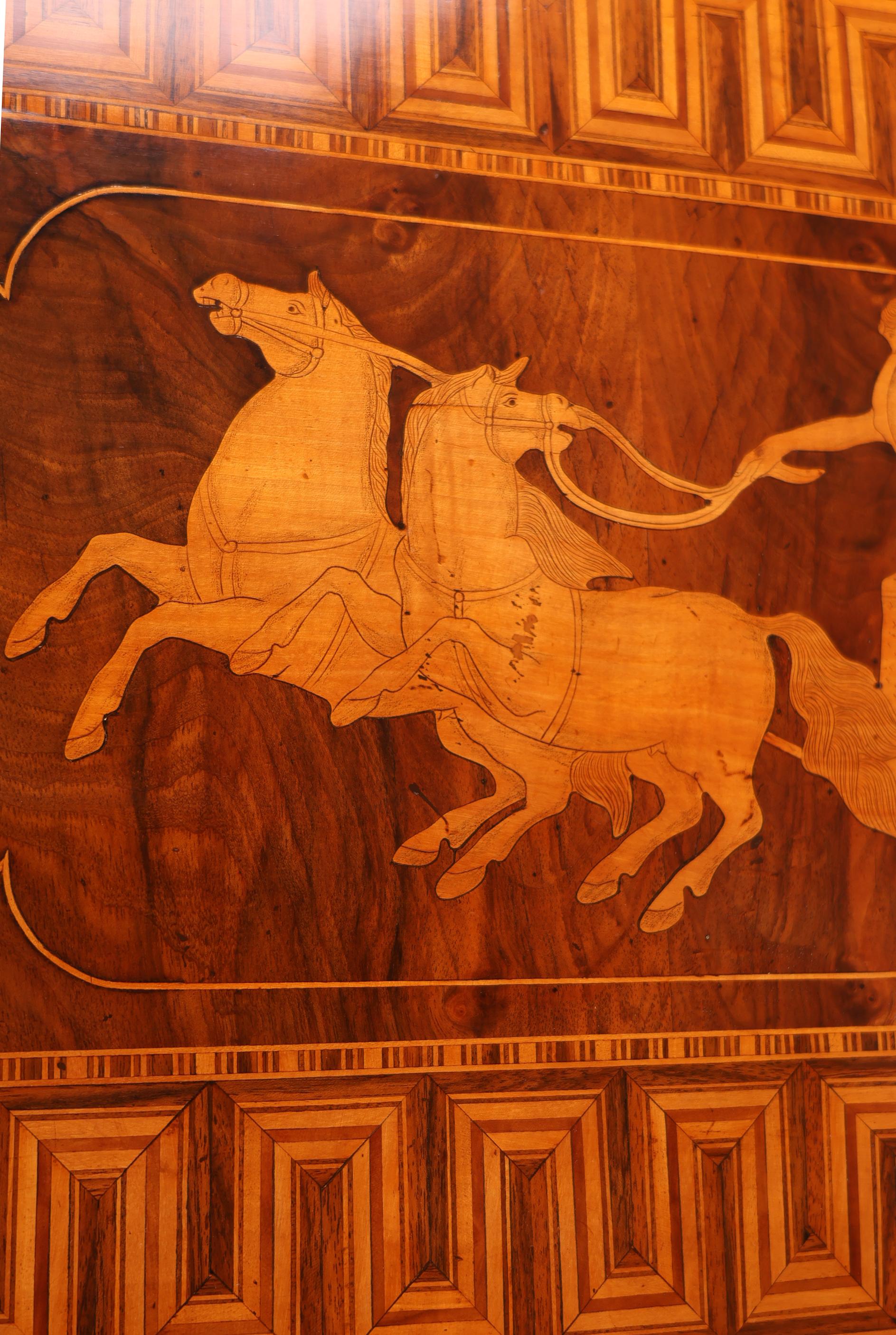 Noyer Table italienne du 19ème siècle à plateau basculant avec marqueterie spectaculaire en vente