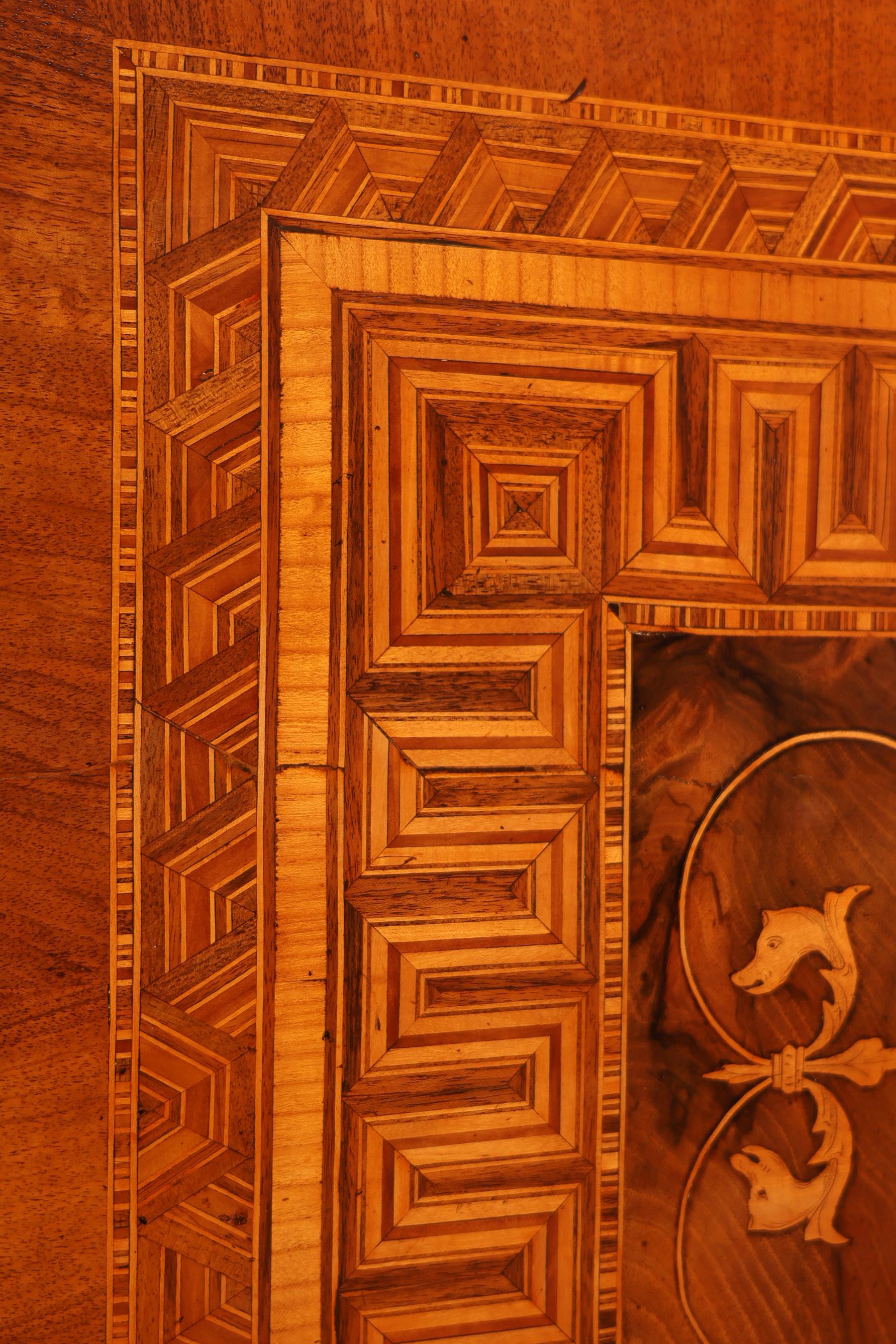 Table italienne du 19ème siècle à plateau basculant avec marqueterie spectaculaire en vente 2