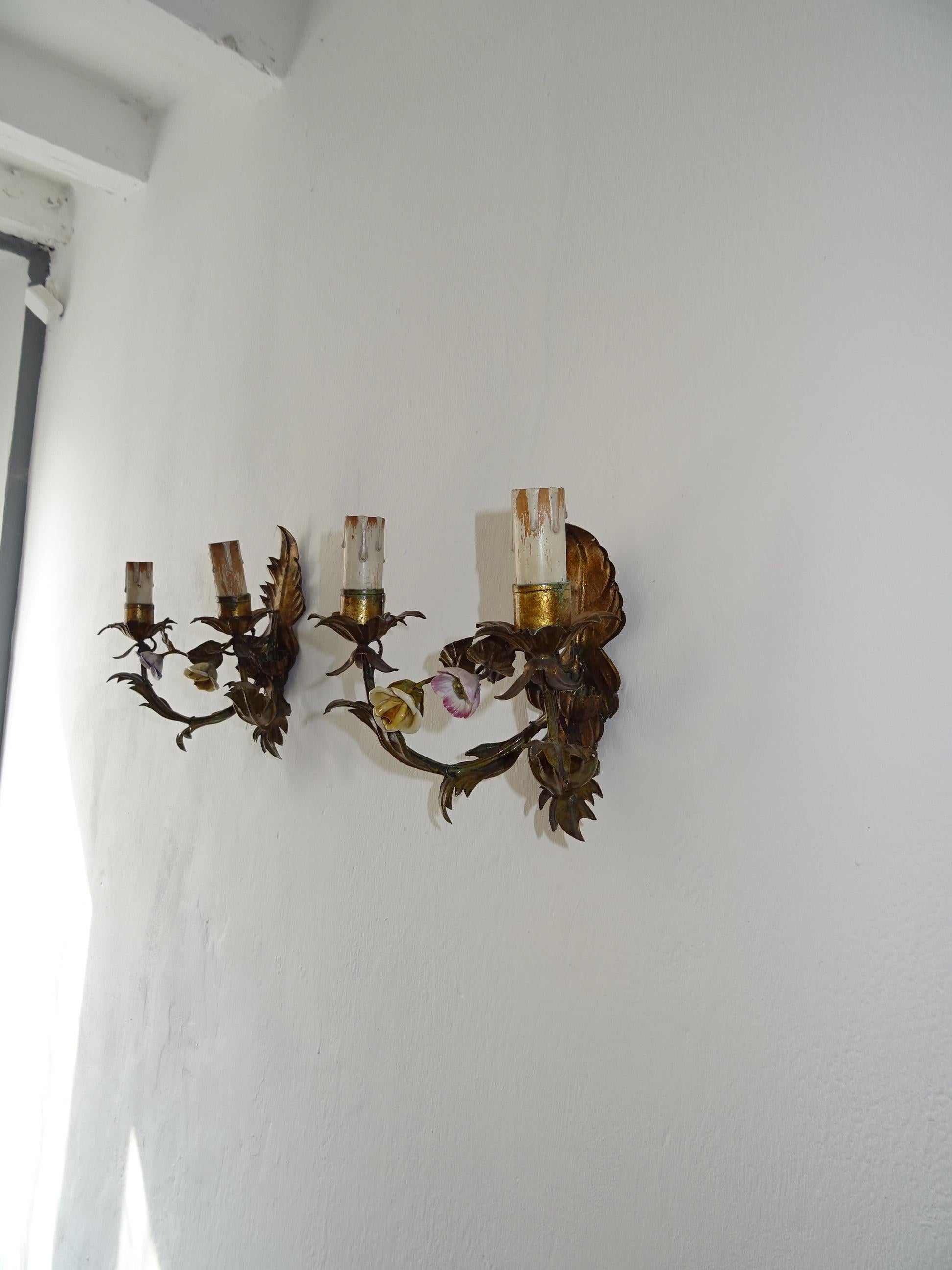 19th Century Italian Tole and Porcelain Flowers Polychrome Sconces In Good Condition For Sale In Modena (MO), Modena (Mo)
