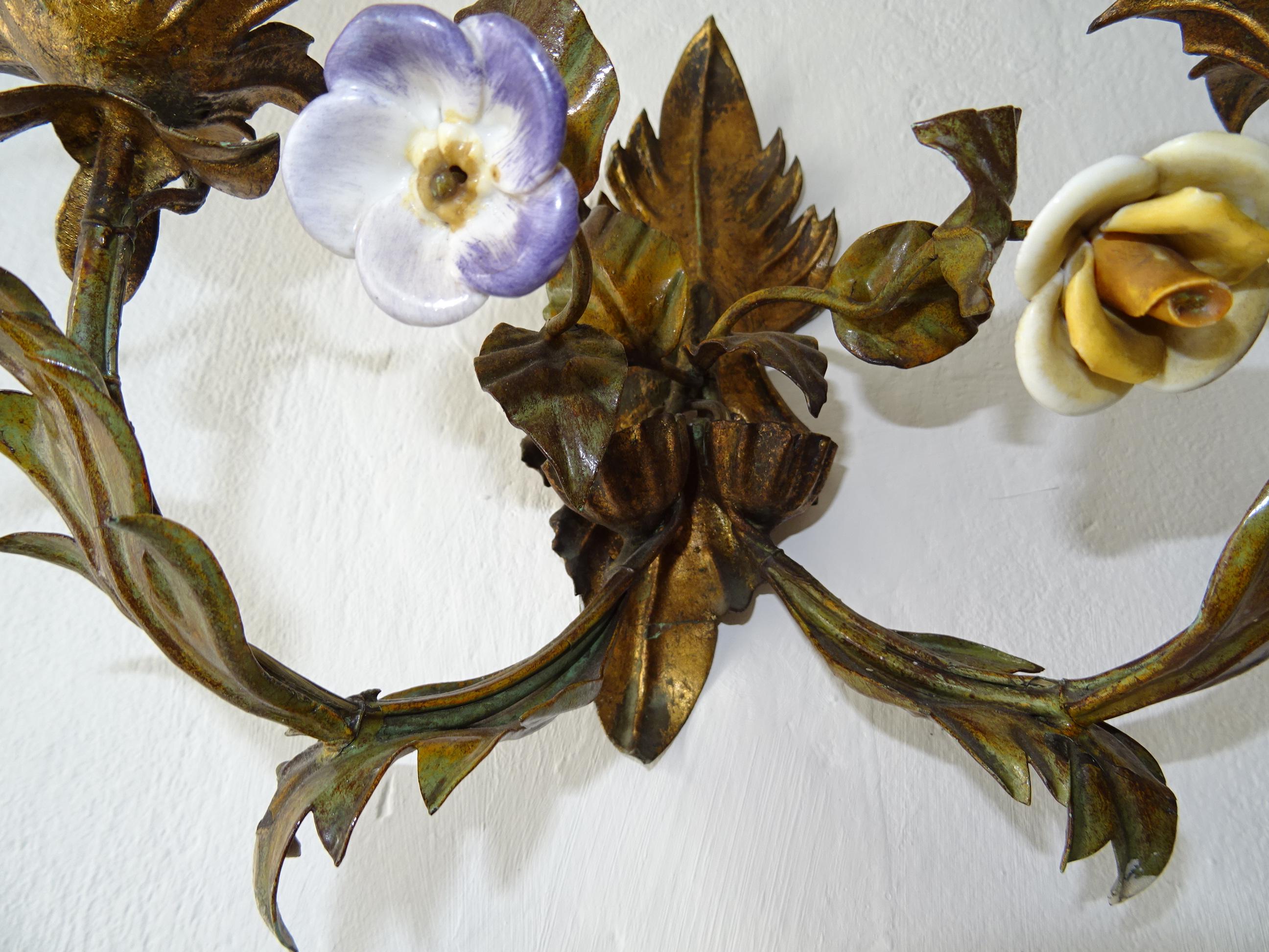 Polychrome italienische Wandleuchter aus Zinn und Porzellan mit Blumen aus dem 19. Jahrhundert (Metall) im Angebot