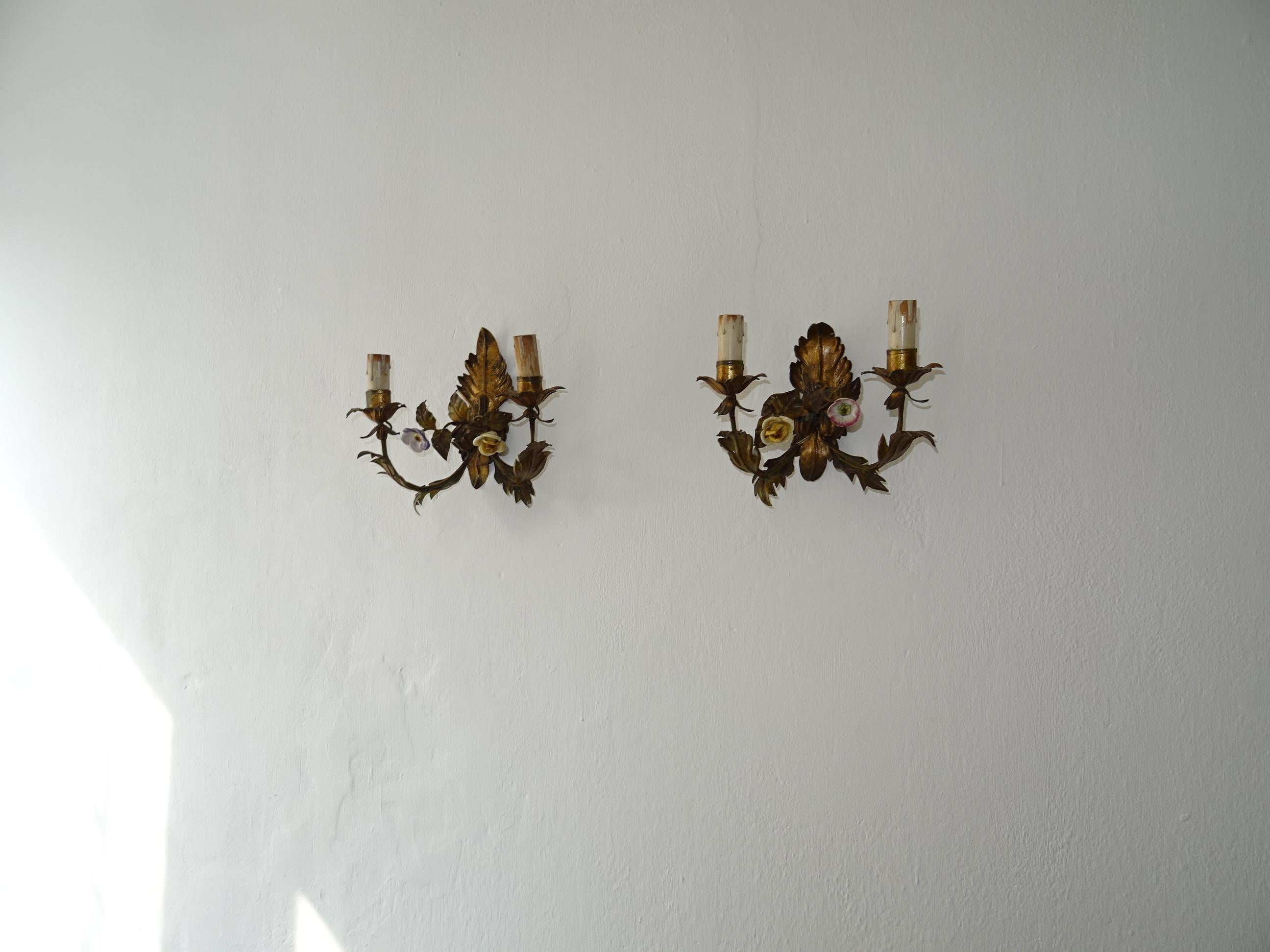 19th Century Italian Tole and Porcelain Flowers Polychrome Sconces For Sale 3