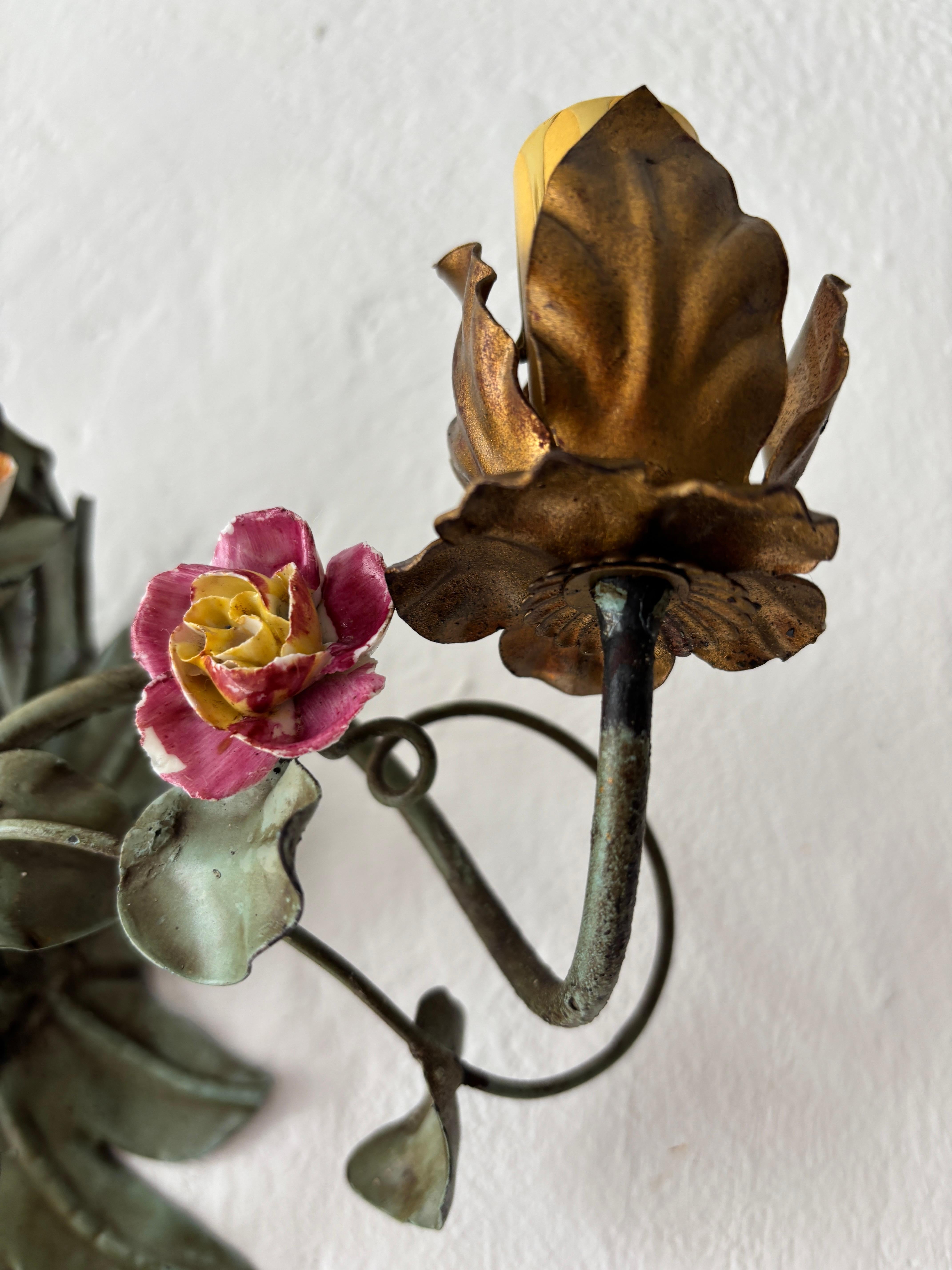 Apliques Policromados Italianos de Tole y Porcelana Rosas Siglo XIX en venta 7