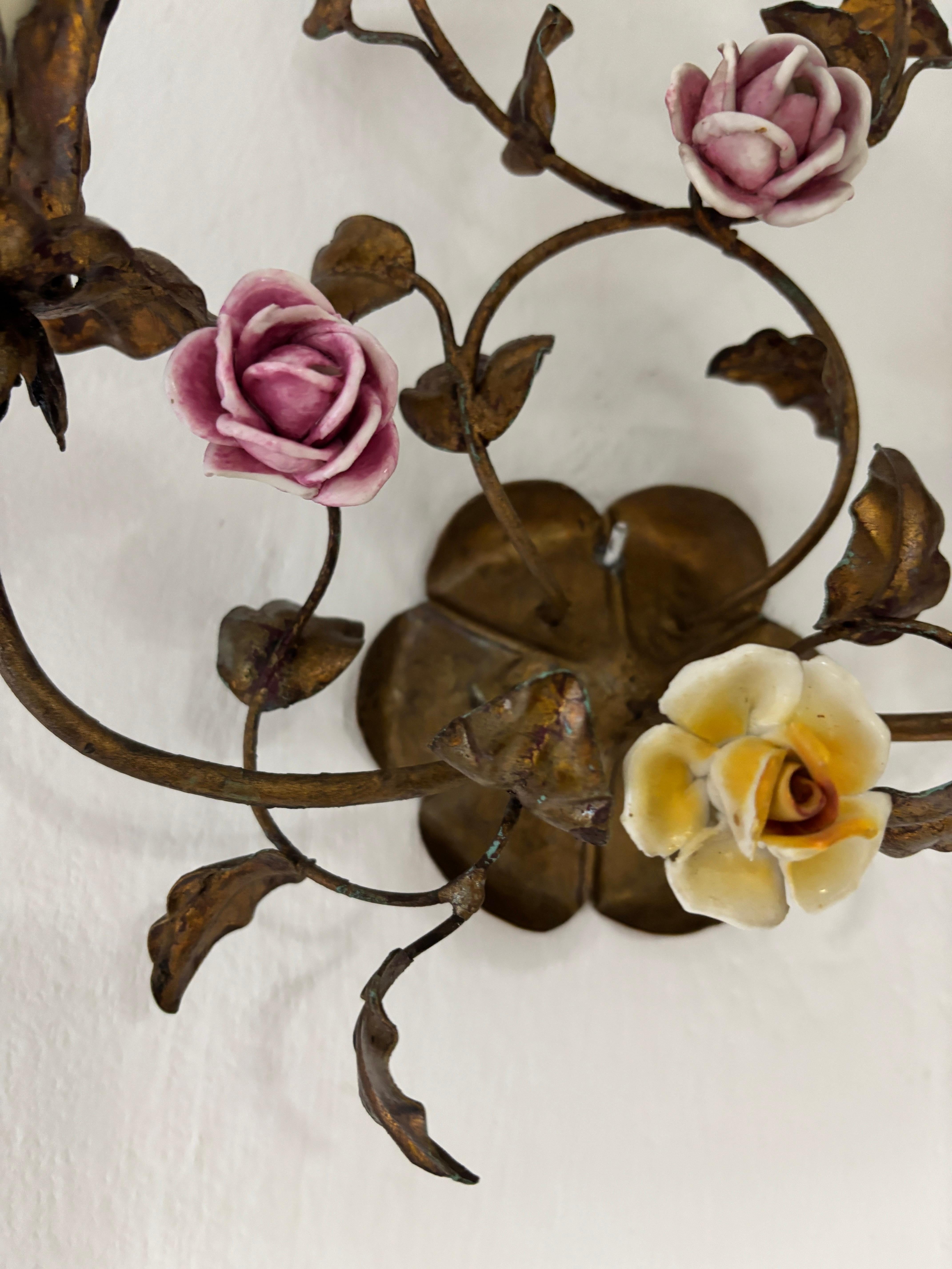 Apliques Policromados Italianos de Tole y Porcelana Rosas Siglo XIX en venta 9