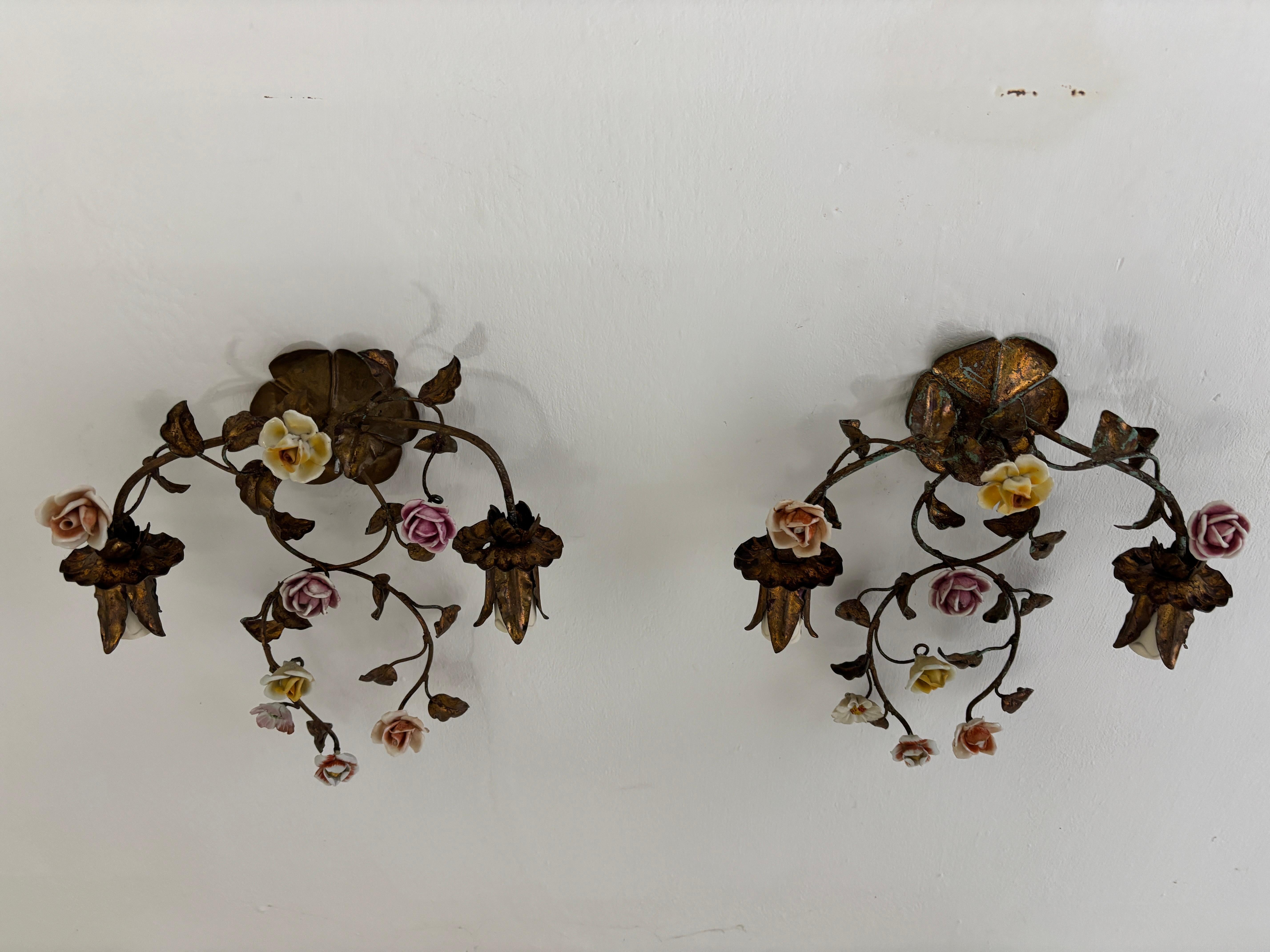 Carcasa de 2 luces cada una. Se recablearán con enchufes certificados UL US para EEUU y enchufes adecuados para el resto del mundo. Color original en tole, uno se ha consumido un poco más debido a la posición del candelabro, estuvo al sol parte del