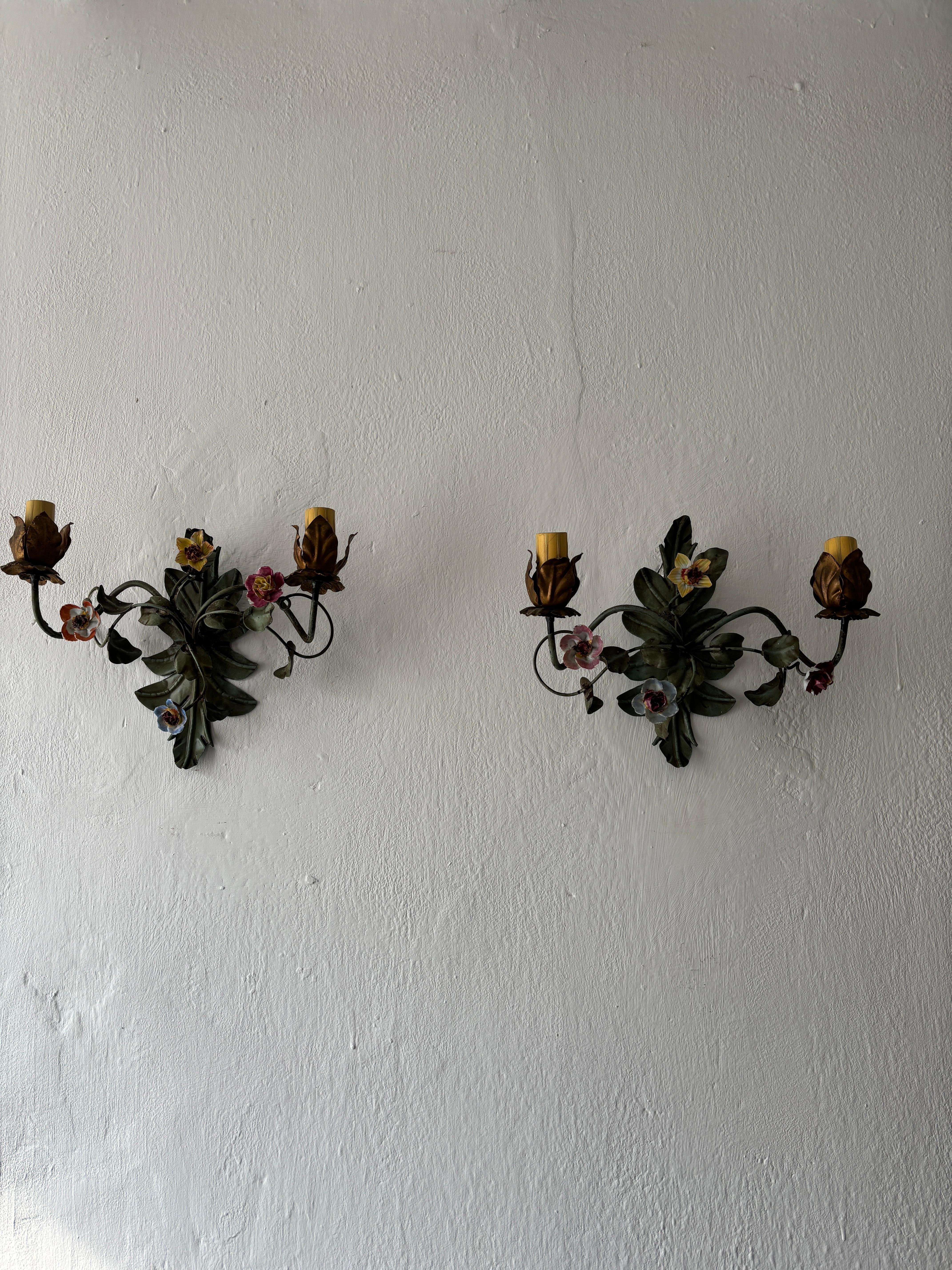 Carcasa de 2 luces cada una. Se recablearán con enchufes certificados UL US para EEUU y enchufes adecuados para el resto del mundo. Bonito color verde original en el tole. Adornando 4 flores hechas a mano en cada una en porcelana.  Extremadamente