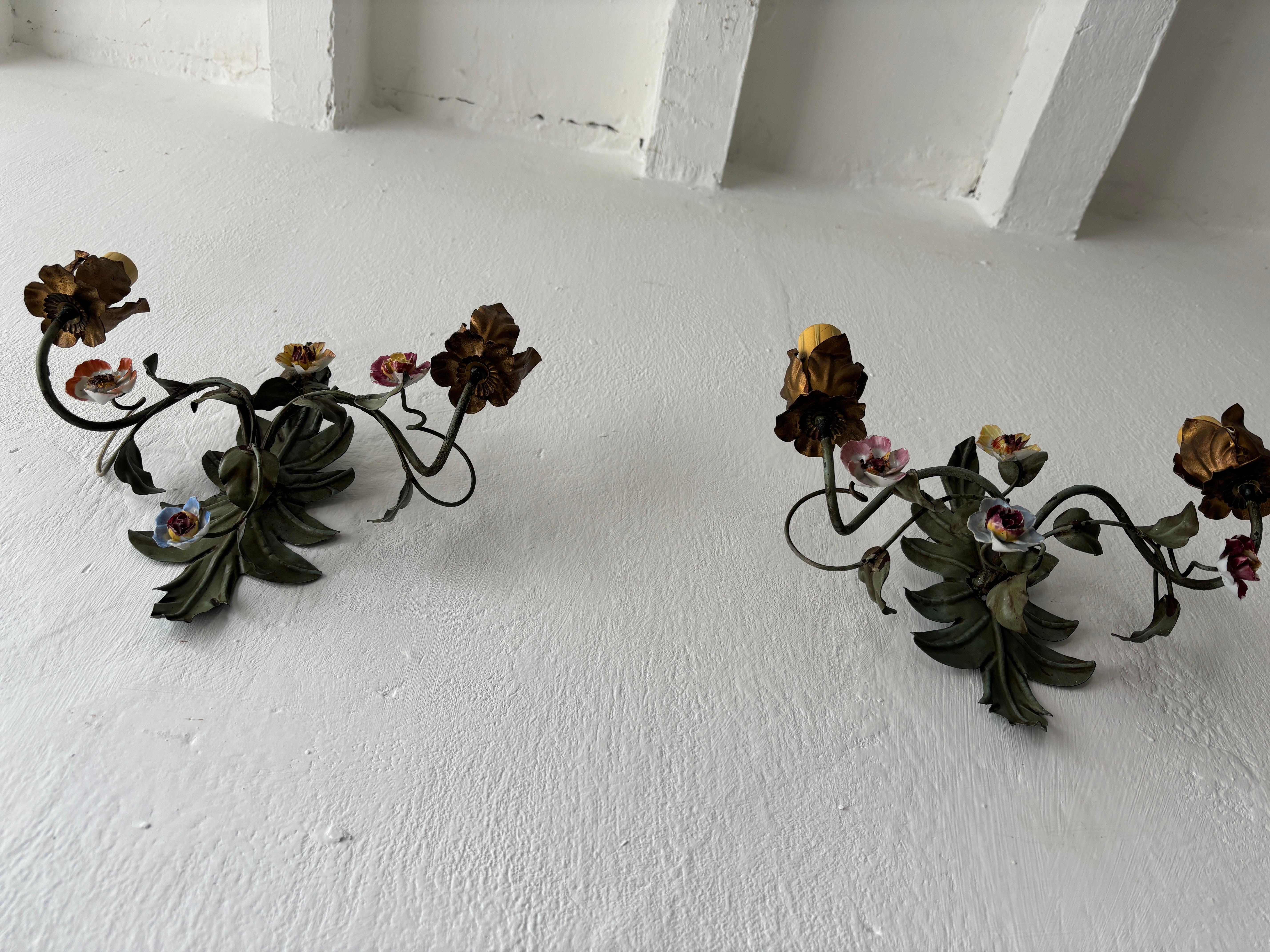 Apliques Policromados Italianos de Tole y Porcelana Rosas Siglo XIX en Bueno estado para la venta en Firenze, Toscana