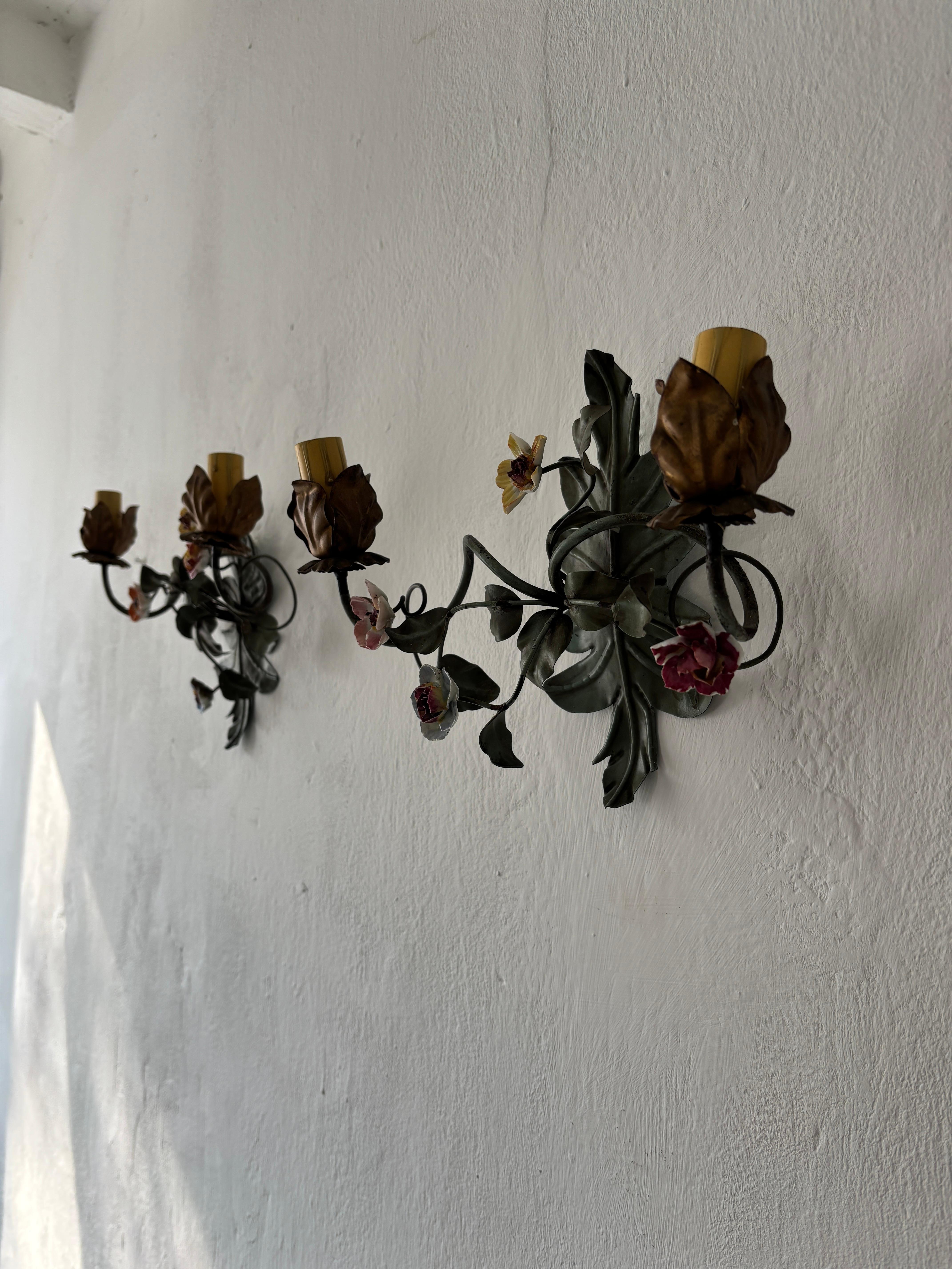 Apliques Policromados Italianos de Tole y Porcelana Rosas Siglo XIX Fines del siglo XIX en venta