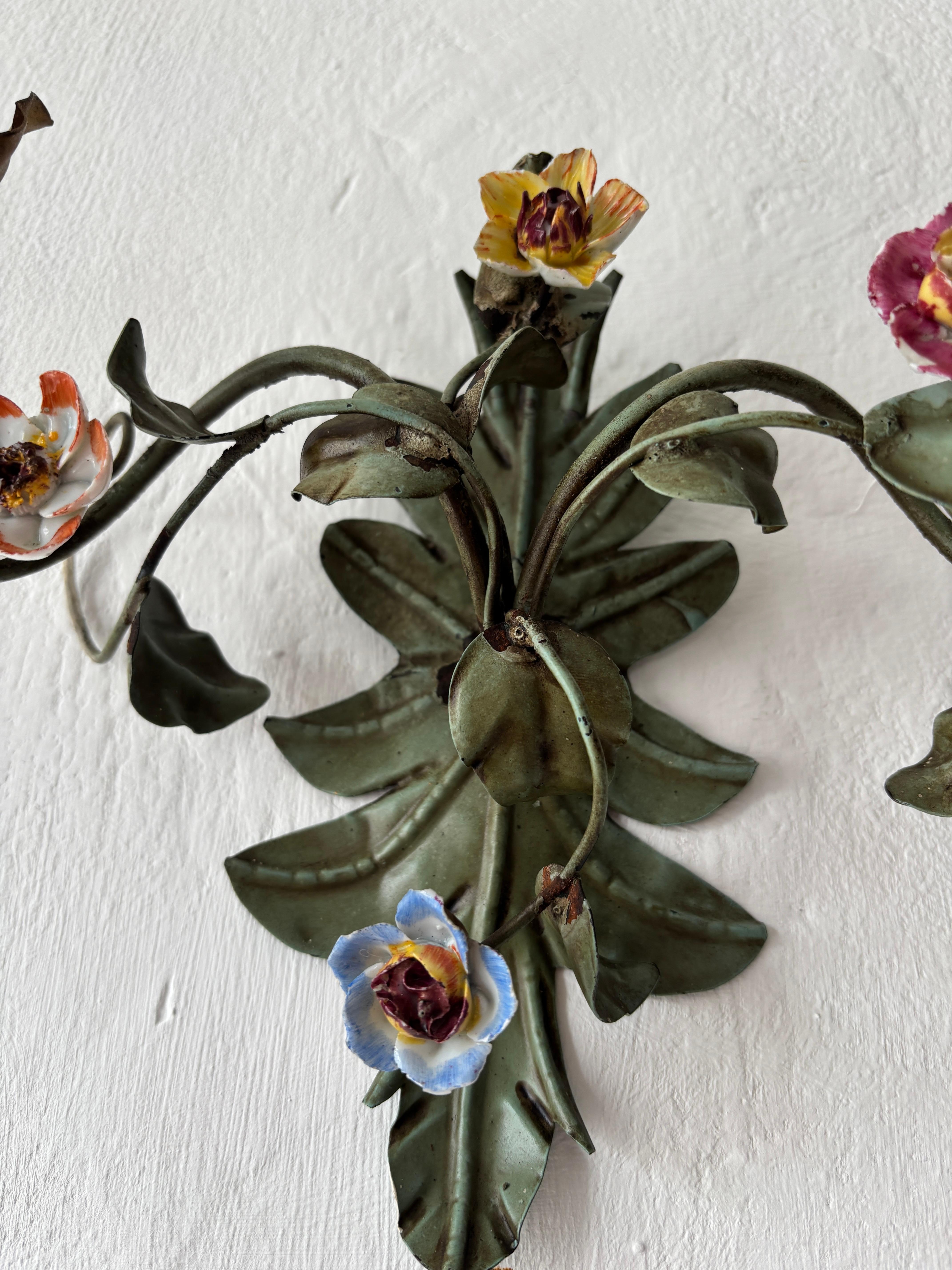 Apliques Policromados Italianos de Tole y Porcelana Rosas Siglo XIX en venta 3