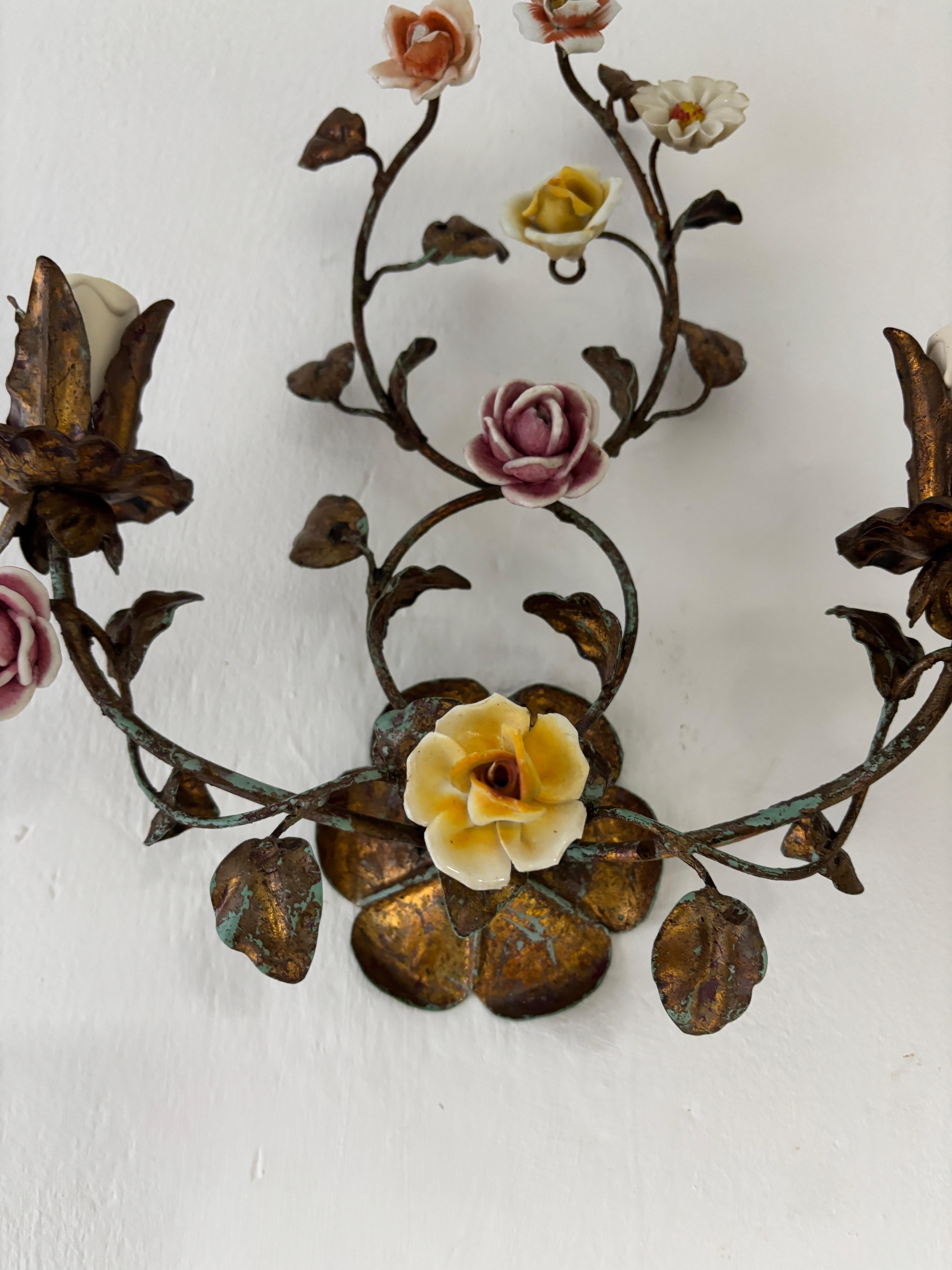 Apliques Policromados Italianos de Tole y Porcelana Rosas Siglo XIX en venta 4