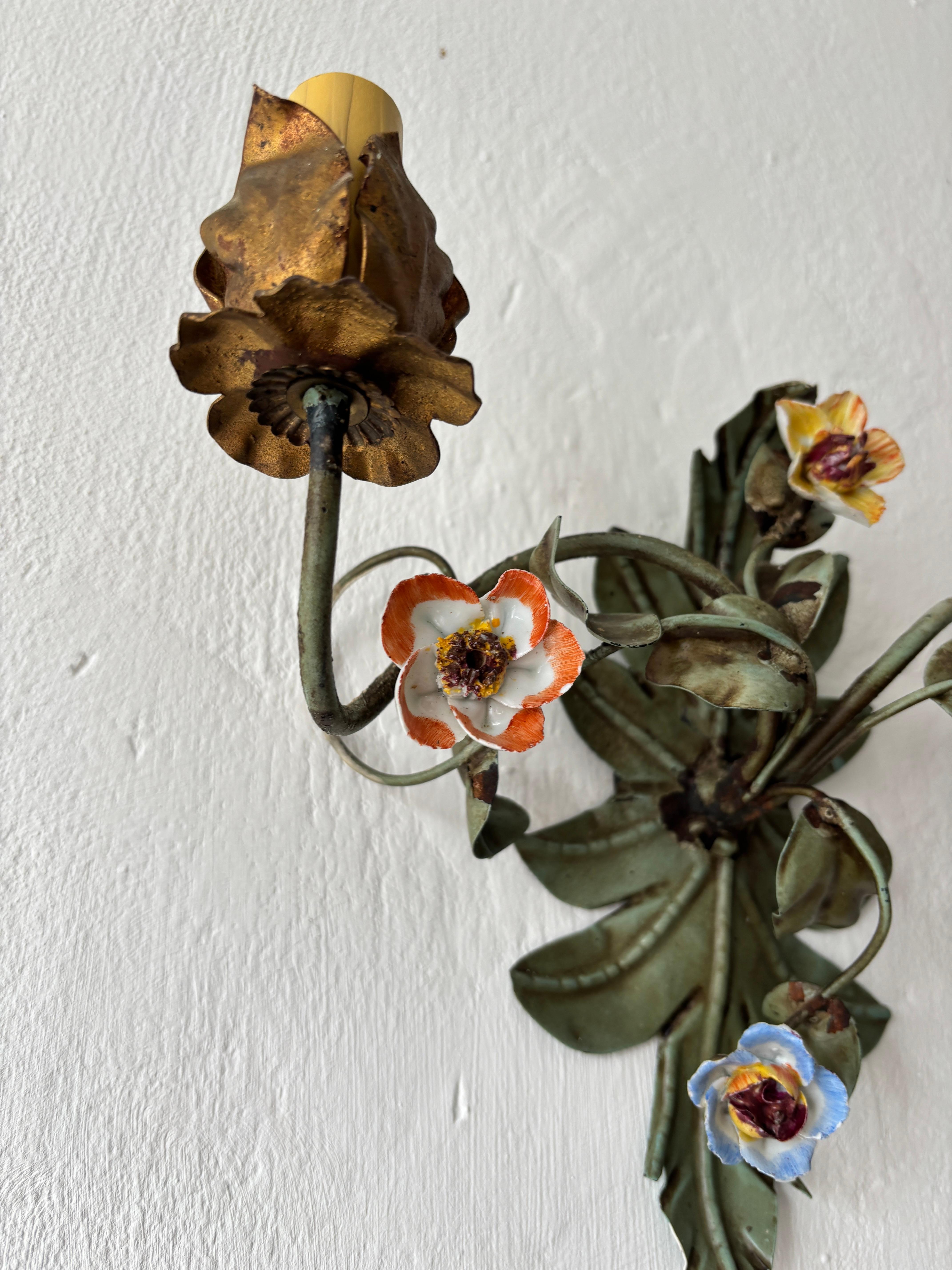 Apliques Policromados Italianos de Tole y Porcelana Rosas Siglo XIX en venta 4