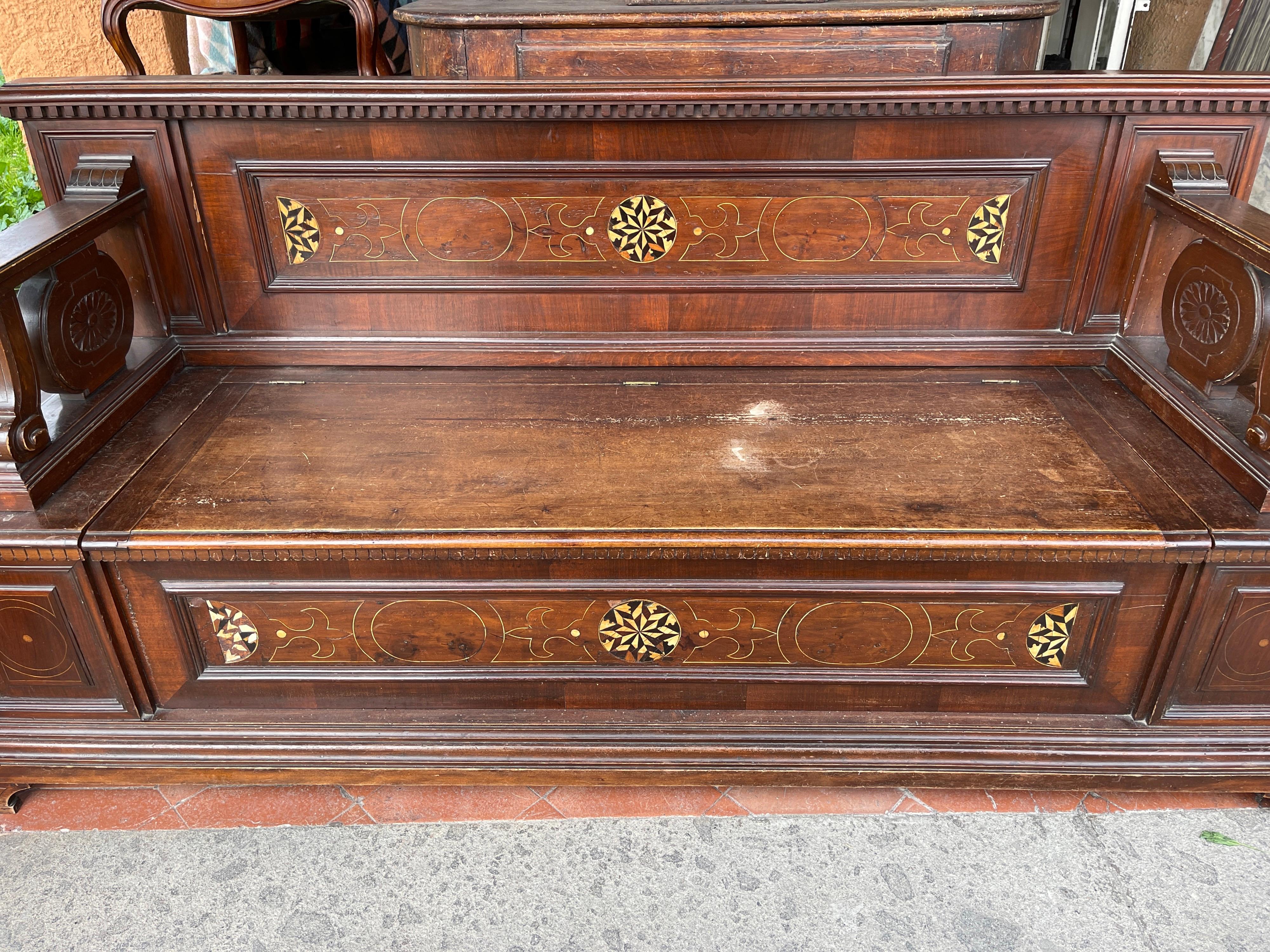 Fantastic chest with back, of Italian origin. Central Italy, Tuscany region. In walnut wood with bone inlays and ebonized wood. Forms that bring the object to the Renaissance motifs. Beautiful carving and inlay type windrose at the center of the