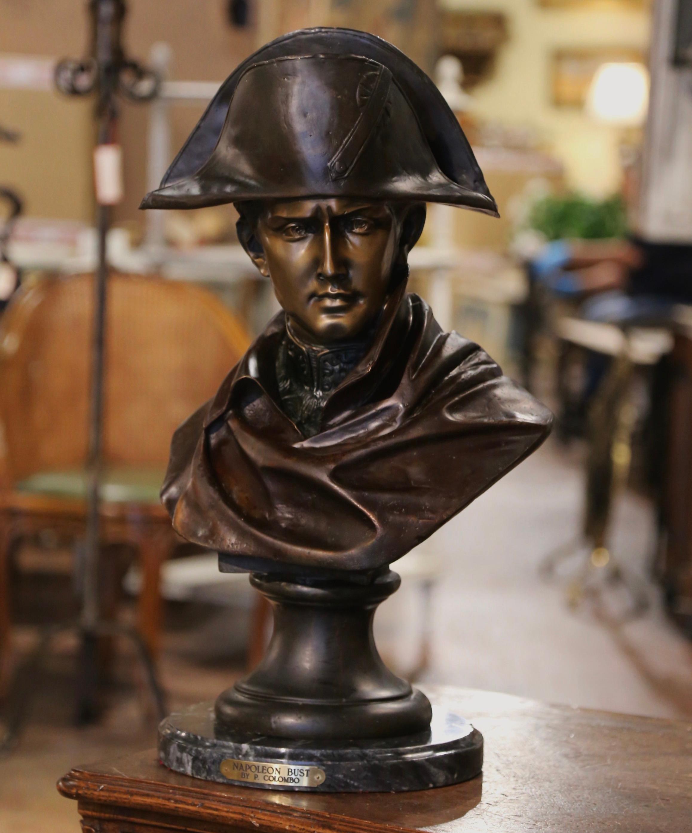 Decora lo studio o l'ufficio di un uomo con questo elegante busto antico di Napoleone. Realizzata in Italia e posta su una base circolare in marmo grigio, la scultura raffigura l'imperatore francese Napoleone Bonaparte con un'espressione severa e