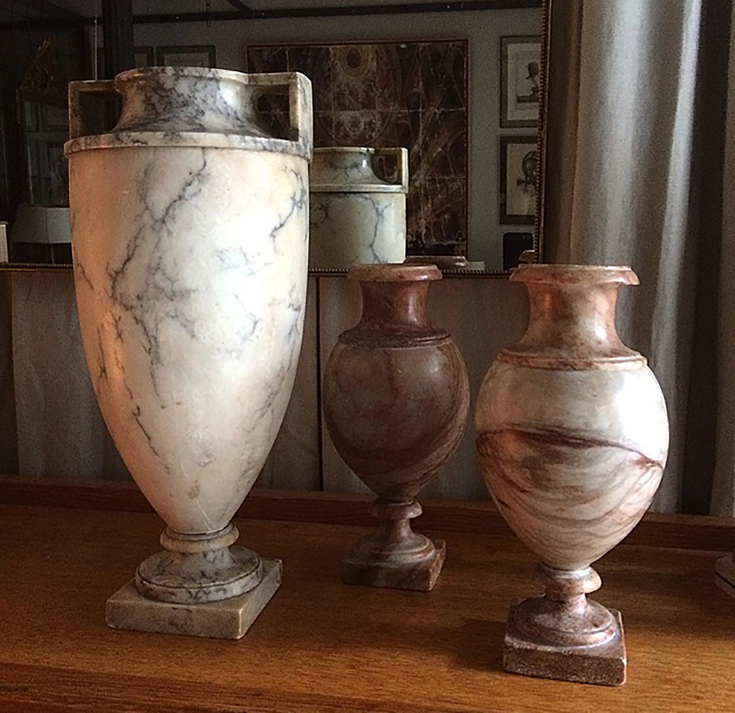 Vase or urn made in Italian marble, neoclassical style.