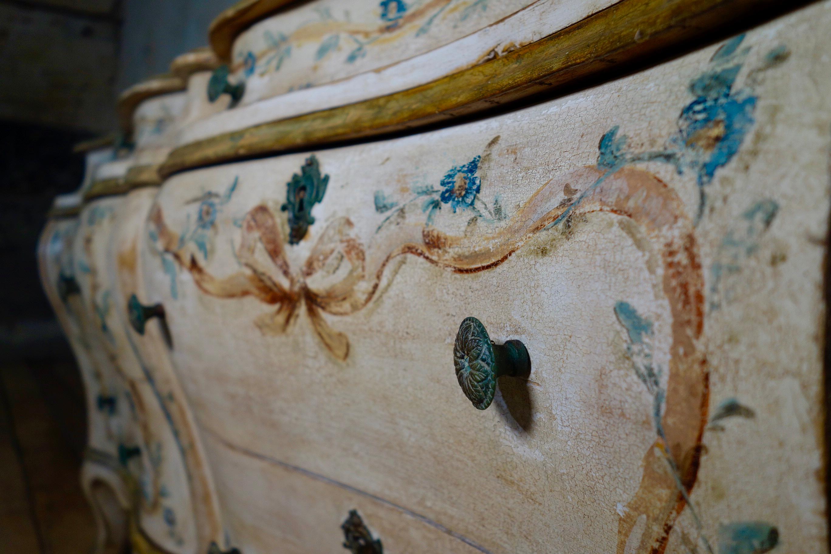 19th Century Italian Venetian Cream Floral Painted Bombe Sideboard - Commode 8
