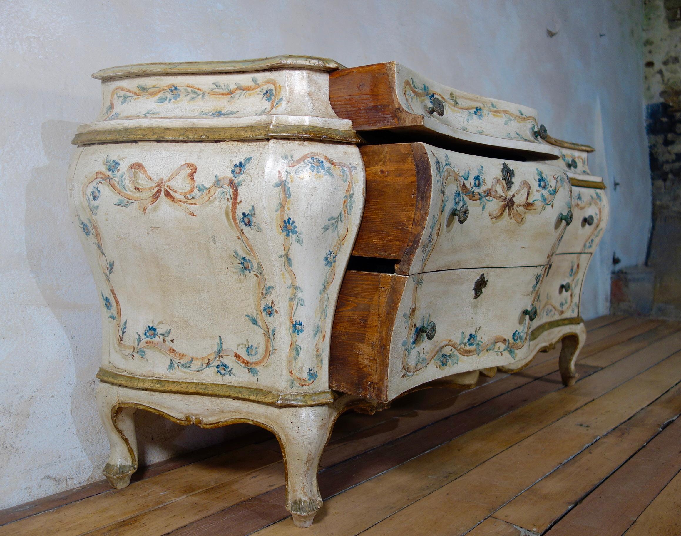 19th Century Italian Venetian Cream Floral Painted Bombe Sideboard - Commode im Zustand „Gut“ in Basingstoke, Hampshire