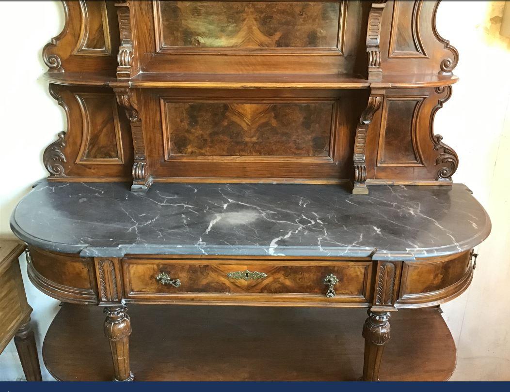 19th Century Italian Walnut and Briar-Root Cupboard with Marble Top, 1890s In Good Condition For Sale In Florence, IT