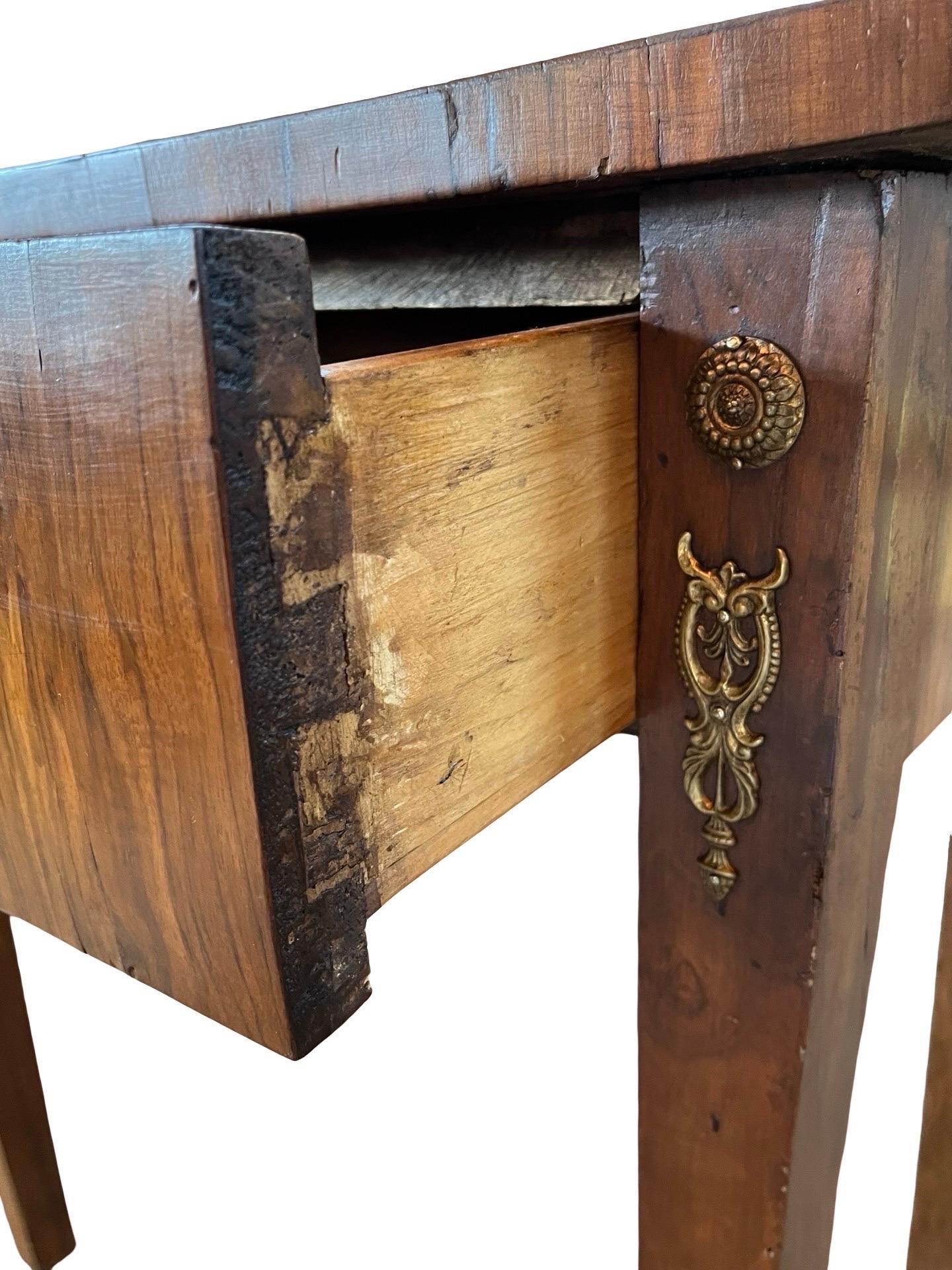 19th Century Italian Walnut Bedside Tables Pair For Sale 4