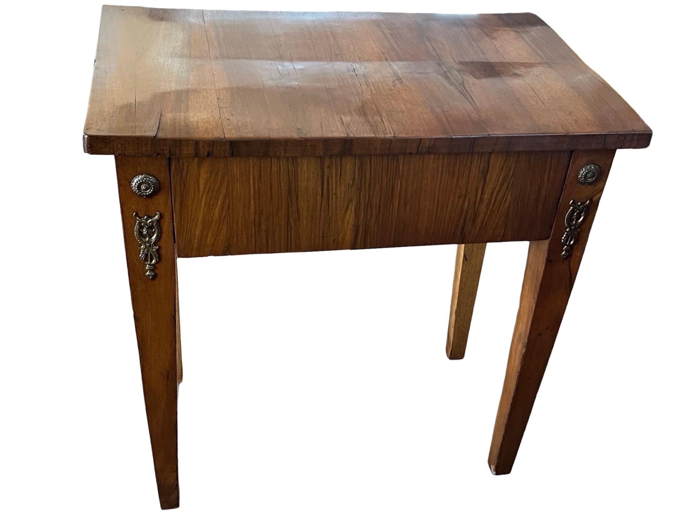 Paire de tables de chevet italiennes en noyer du XIXe siècle en vente 10