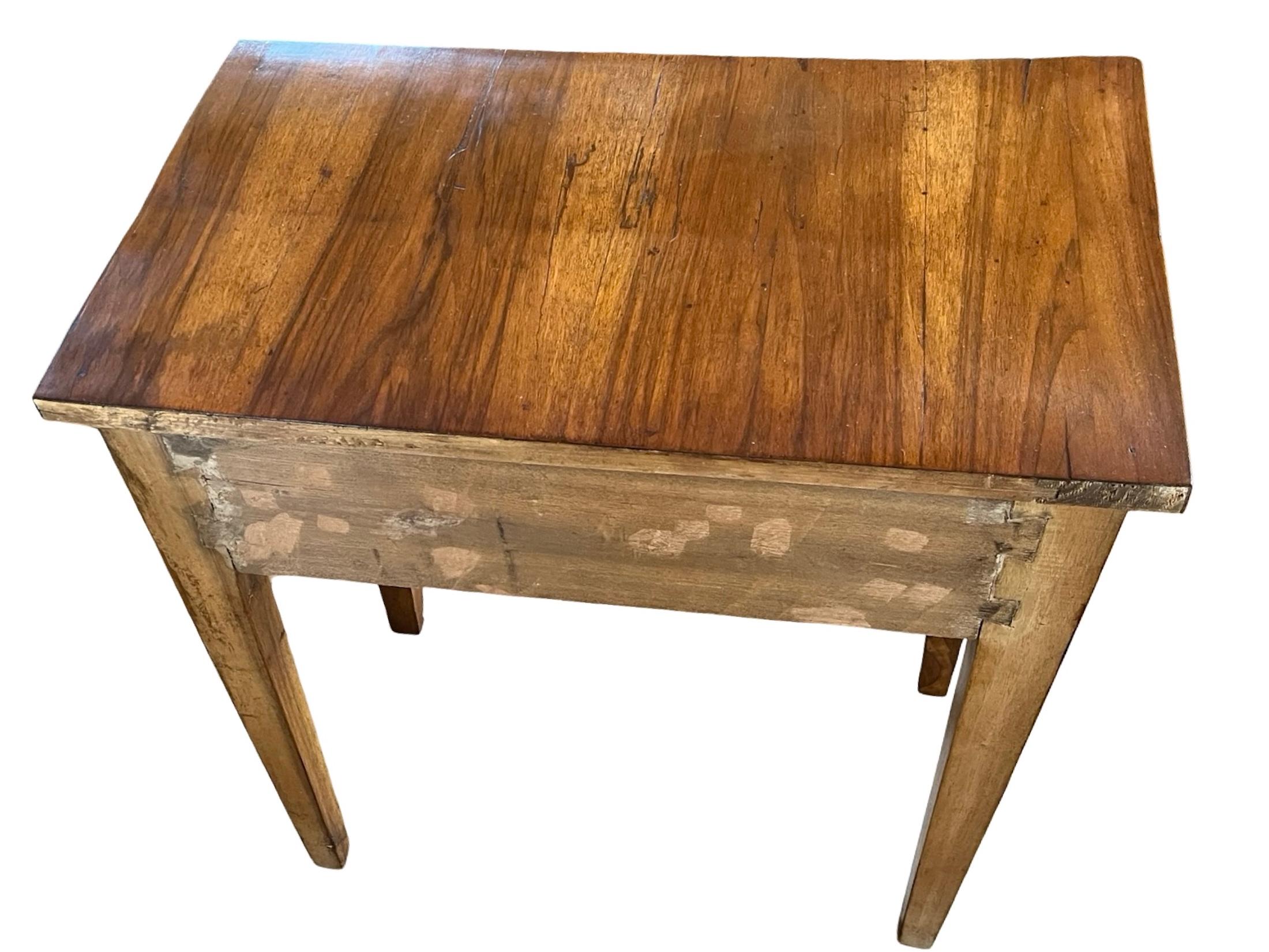 Paire de tables de chevet italiennes en noyer du XIXe siècle en vente 11