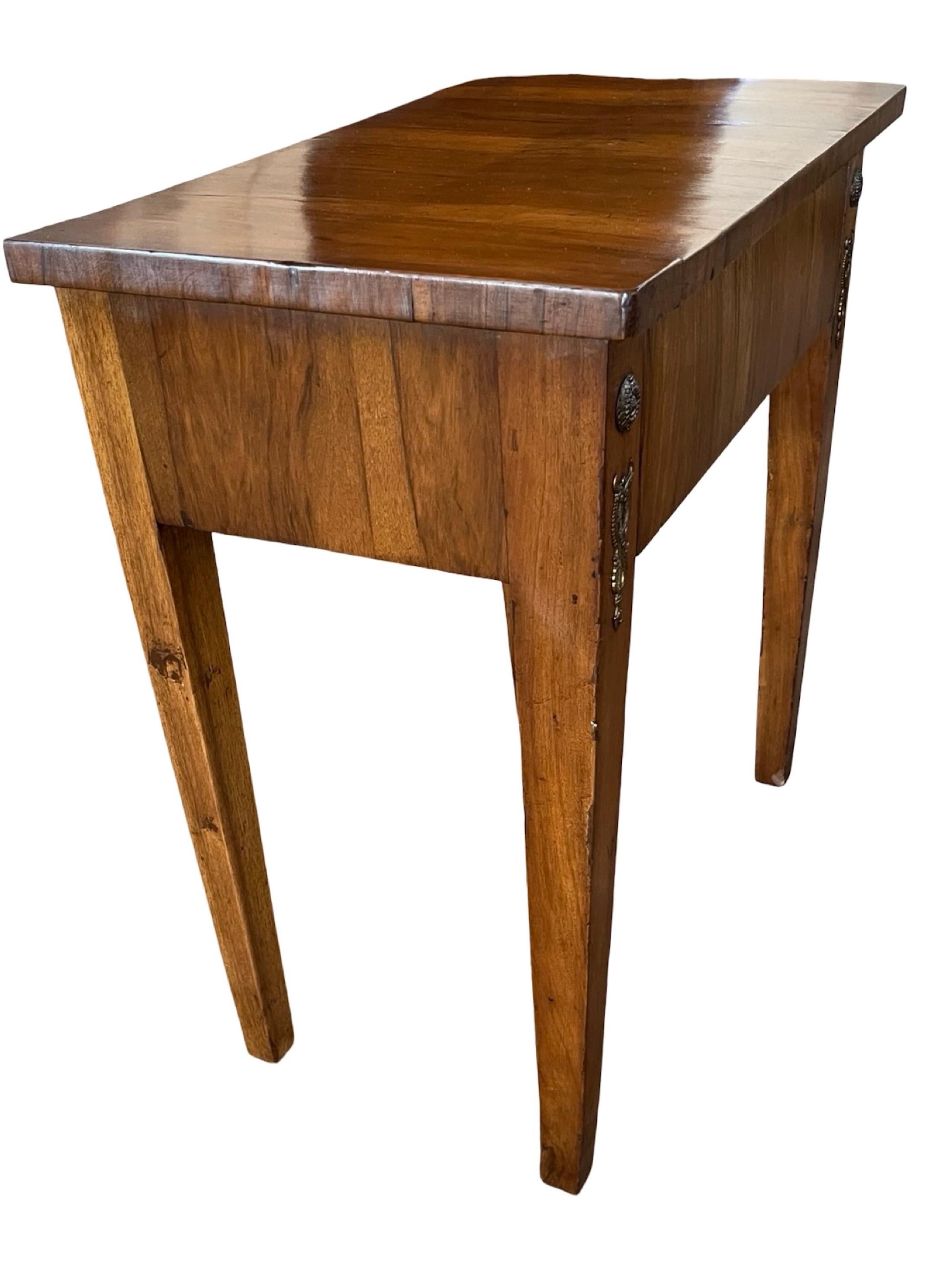 Paire de tables de chevet italiennes en noyer du XIXe siècle en vente 12