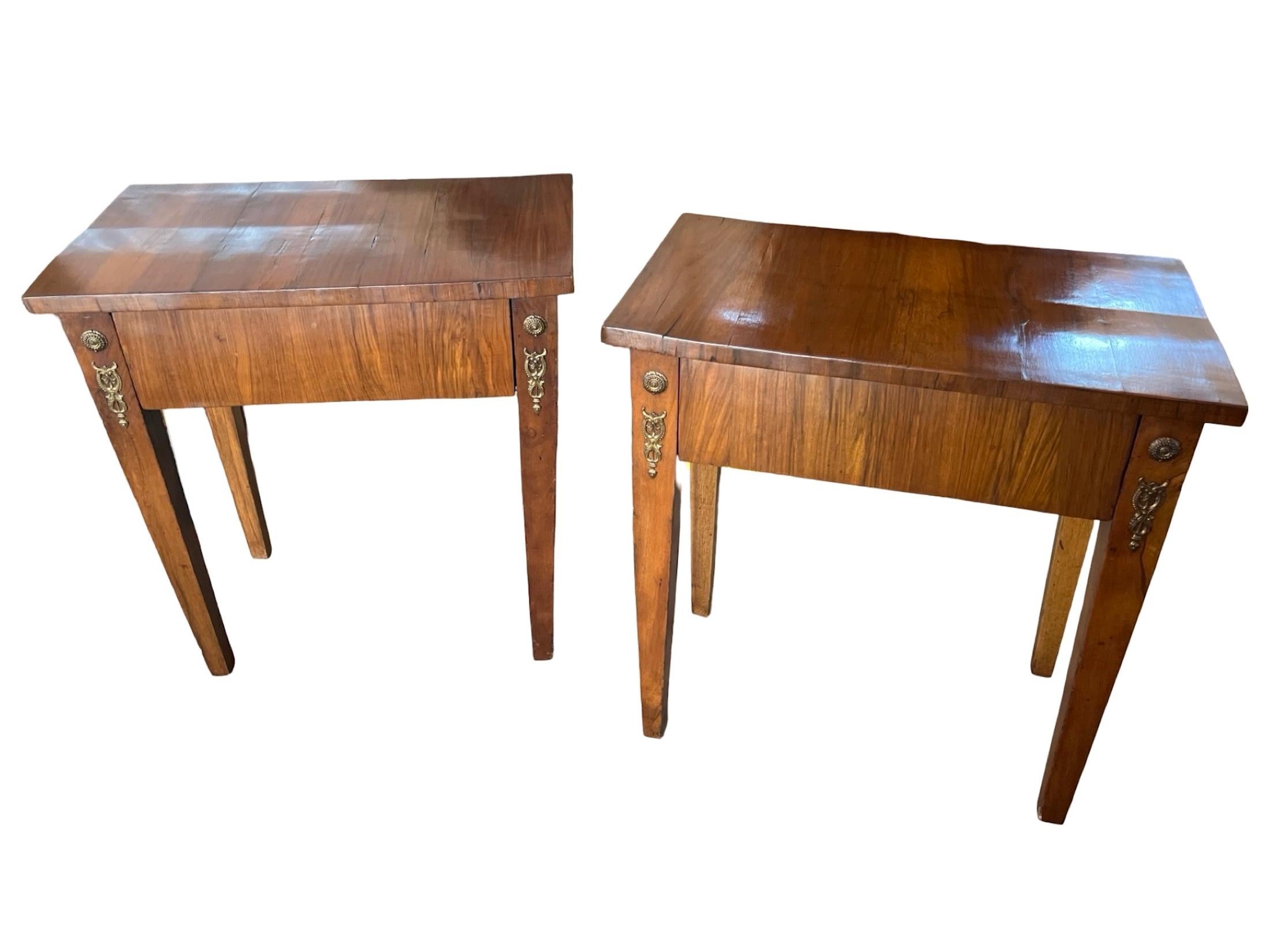 Paire de tables de chevet / tables de nuit Empire fabriquées à la main en Italie au début des années 1800 et décorées de placage de noyer assorti. Les tables sont de petite taille et, par conséquent, parfaites pour une pièce où il n'y a pas beaucoup