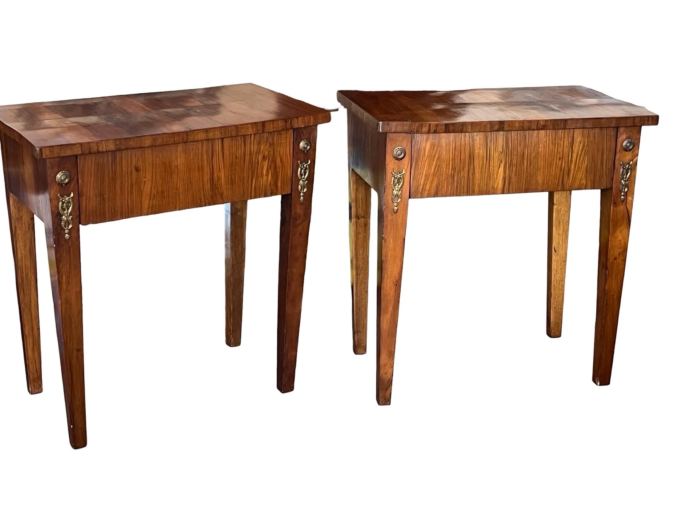 Empire Paire de tables de chevet italiennes en noyer du XIXe siècle en vente