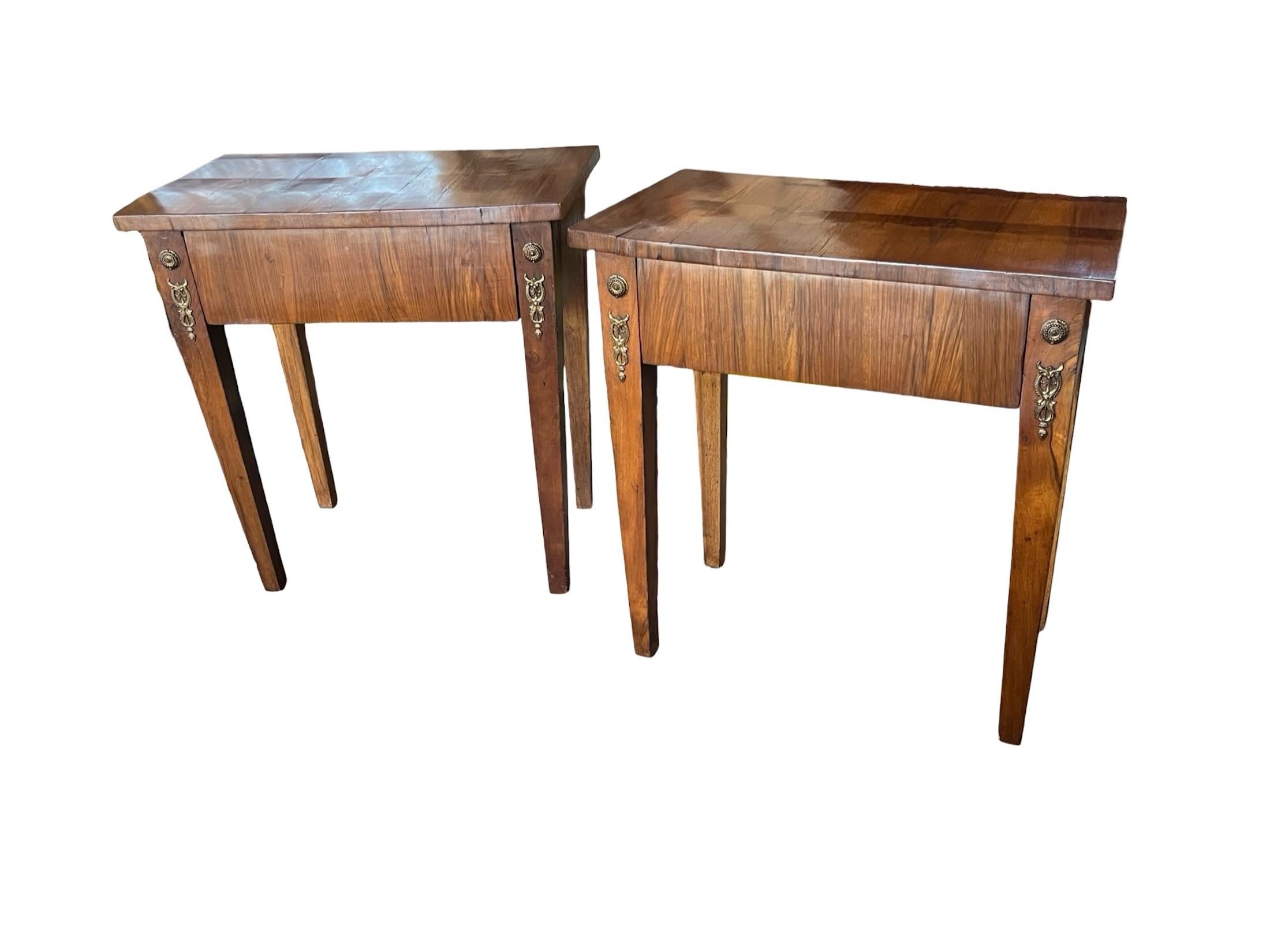 Fait main Paire de tables de chevet italiennes en noyer du XIXe siècle en vente