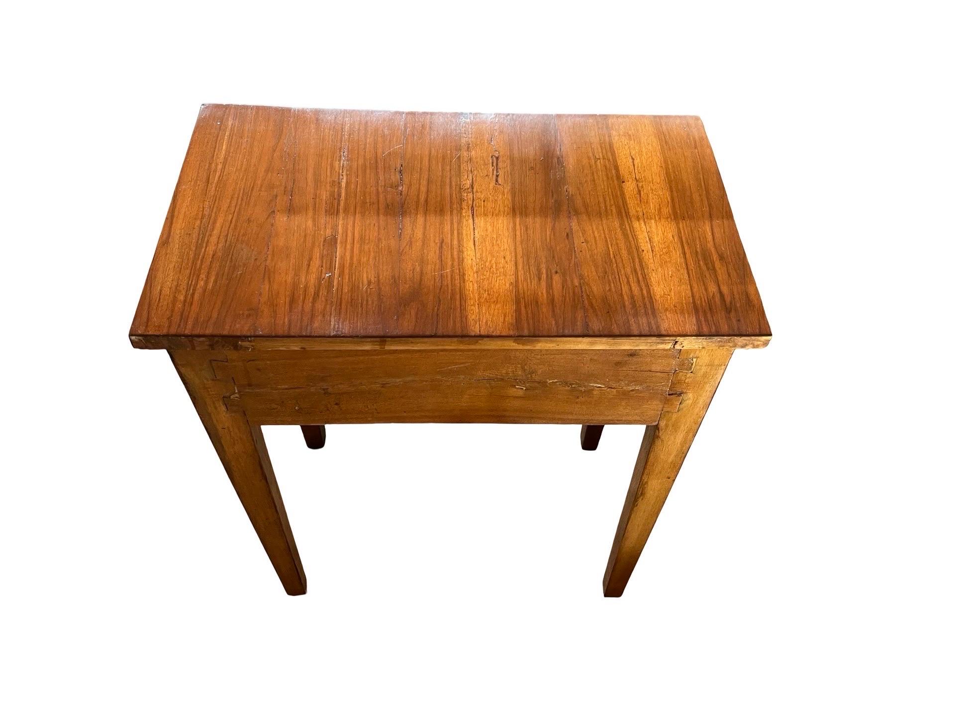 19th Century Italian Walnut Bedside Tables Pair In Good Condition For Sale In Viterbo, VT