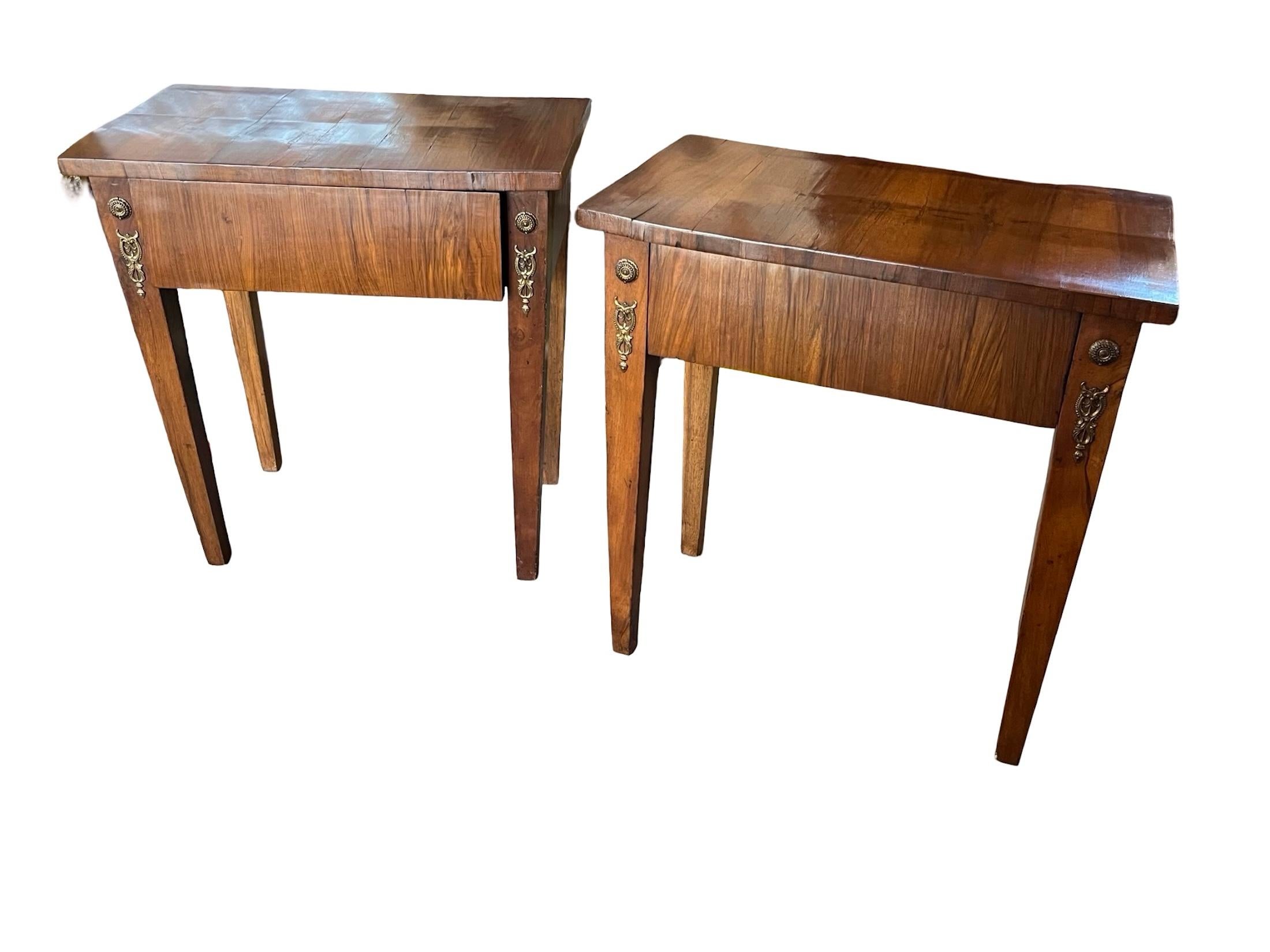 Paire de tables de chevet italiennes en noyer du XIXe siècle Bon état - En vente à Carmine, TX
