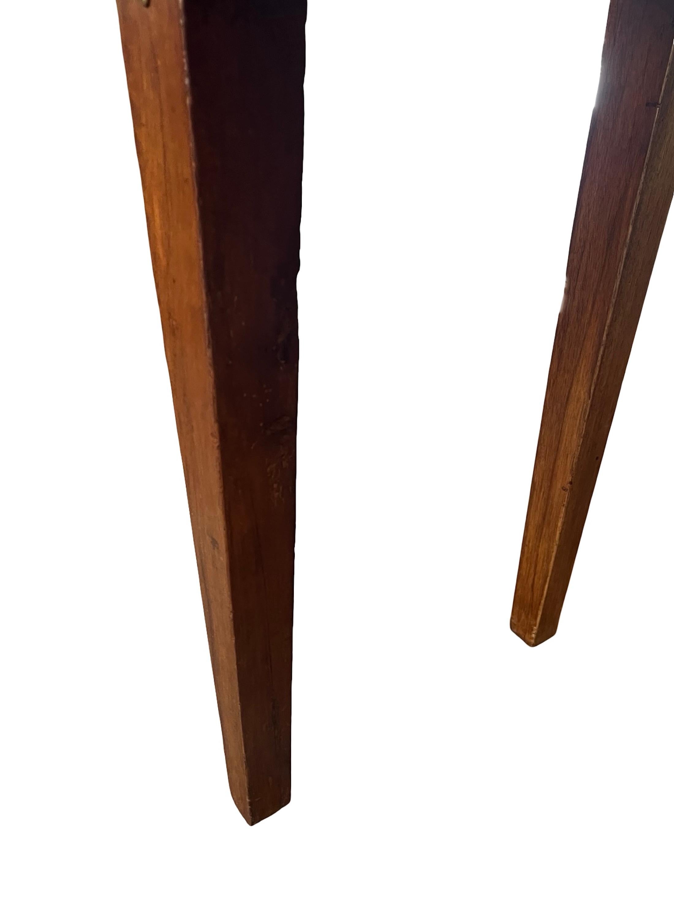 Laiton Paire de tables de chevet italiennes en noyer du XIXe siècle en vente