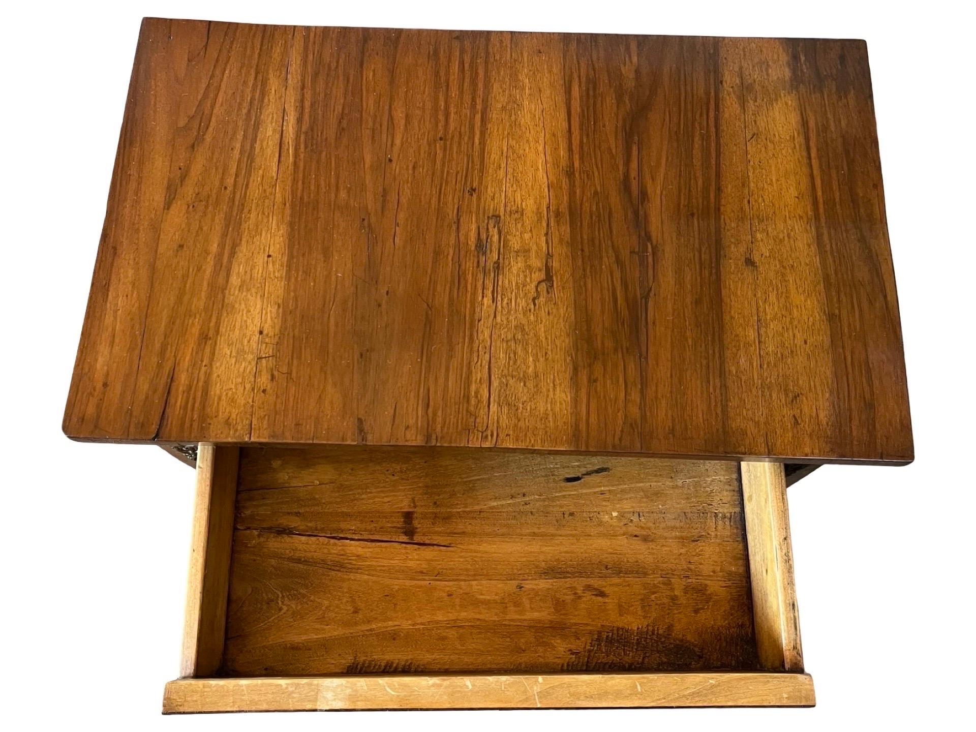 19th Century Italian Walnut Bedside Tables Pair For Sale 2
