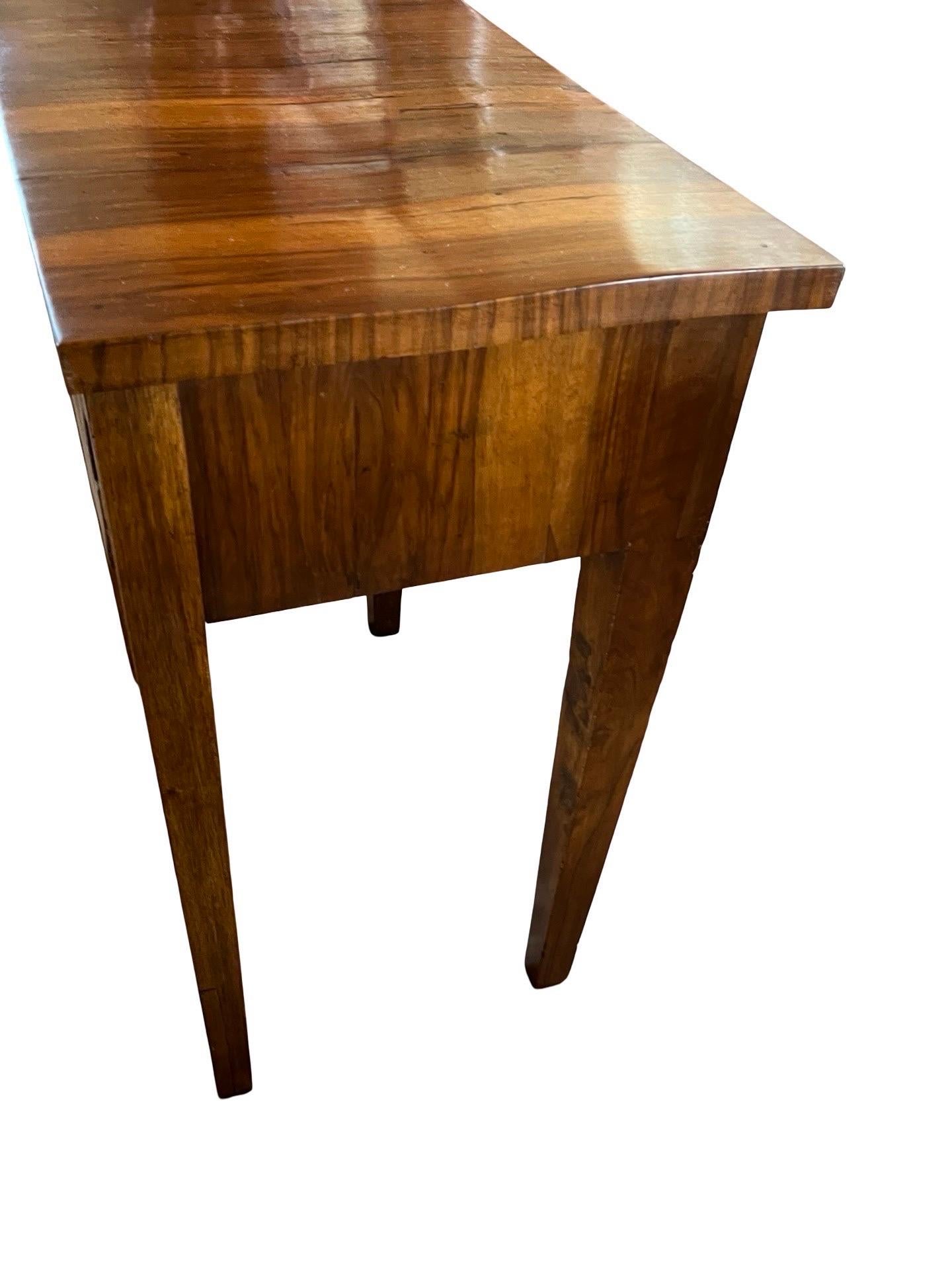 19th Century Italian Walnut Bedside Tables Pair For Sale 3