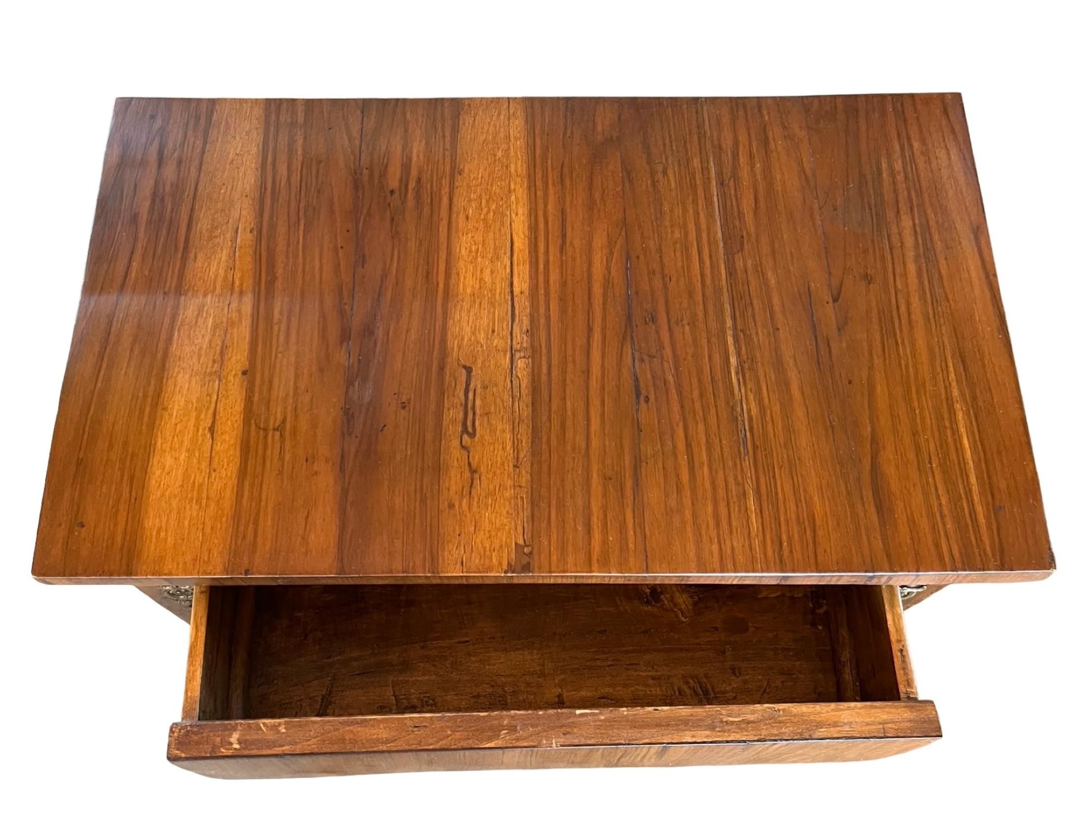 Paire de tables de chevet italiennes en noyer du XIXe siècle en vente 3