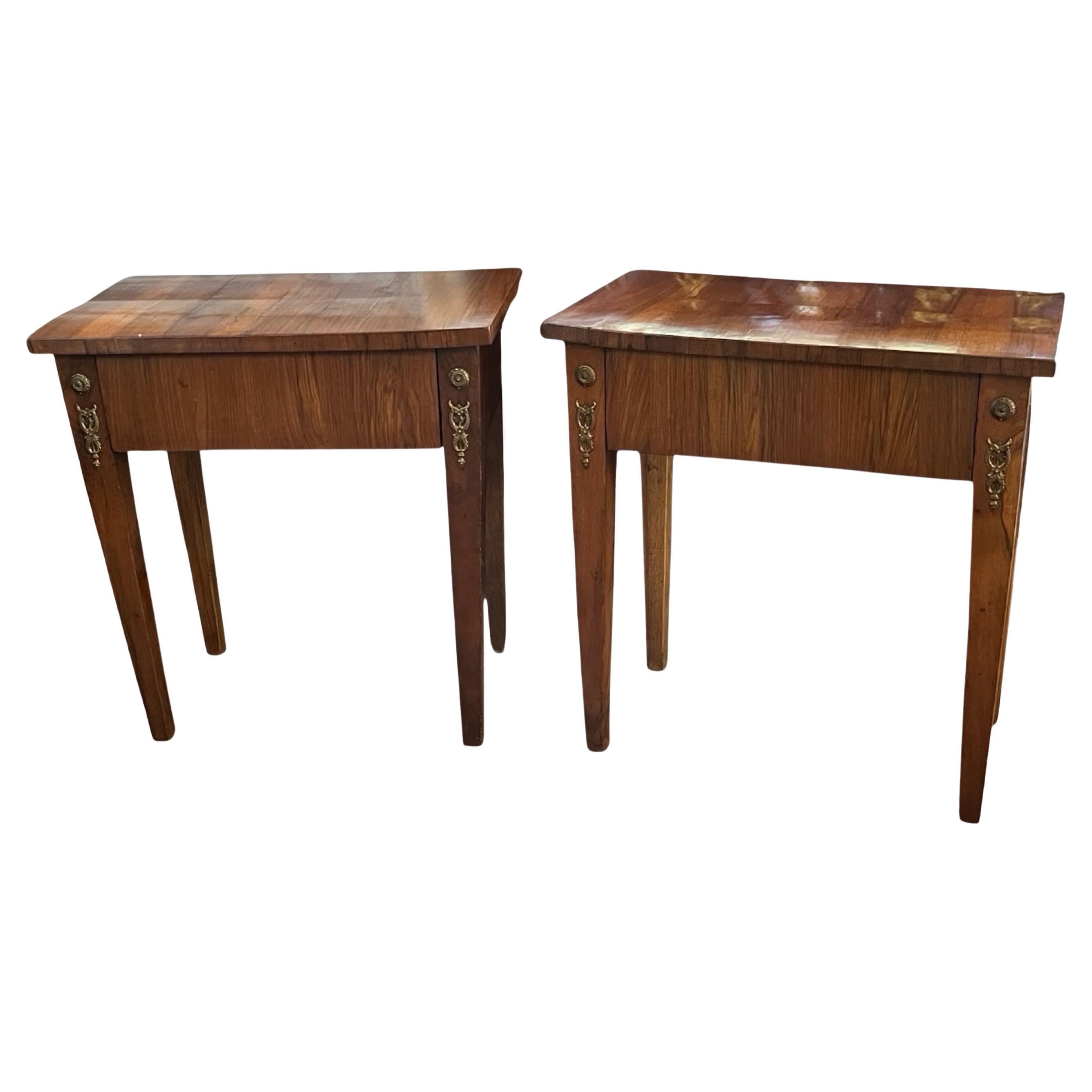 Paire de tables de chevet italiennes en noyer du XIXe siècle