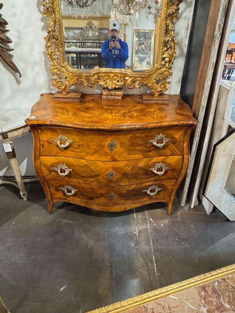 Questa commode in noce italiana del XIX secolo è un pezzo d'antiquariato straordinario. Realizzato in Italia, ha una bellissima forma a bombe ed è realizzato in legno di noce. Con i suoi dettagli intricati e il suo design elegante, questo comodino